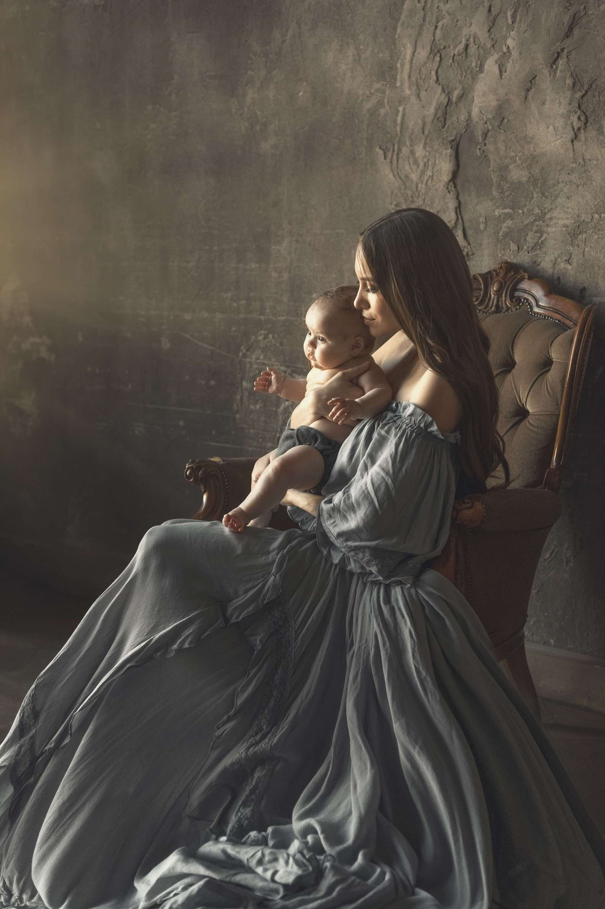 фотосъемка материнства в фотостудии, мама с малышом на руках