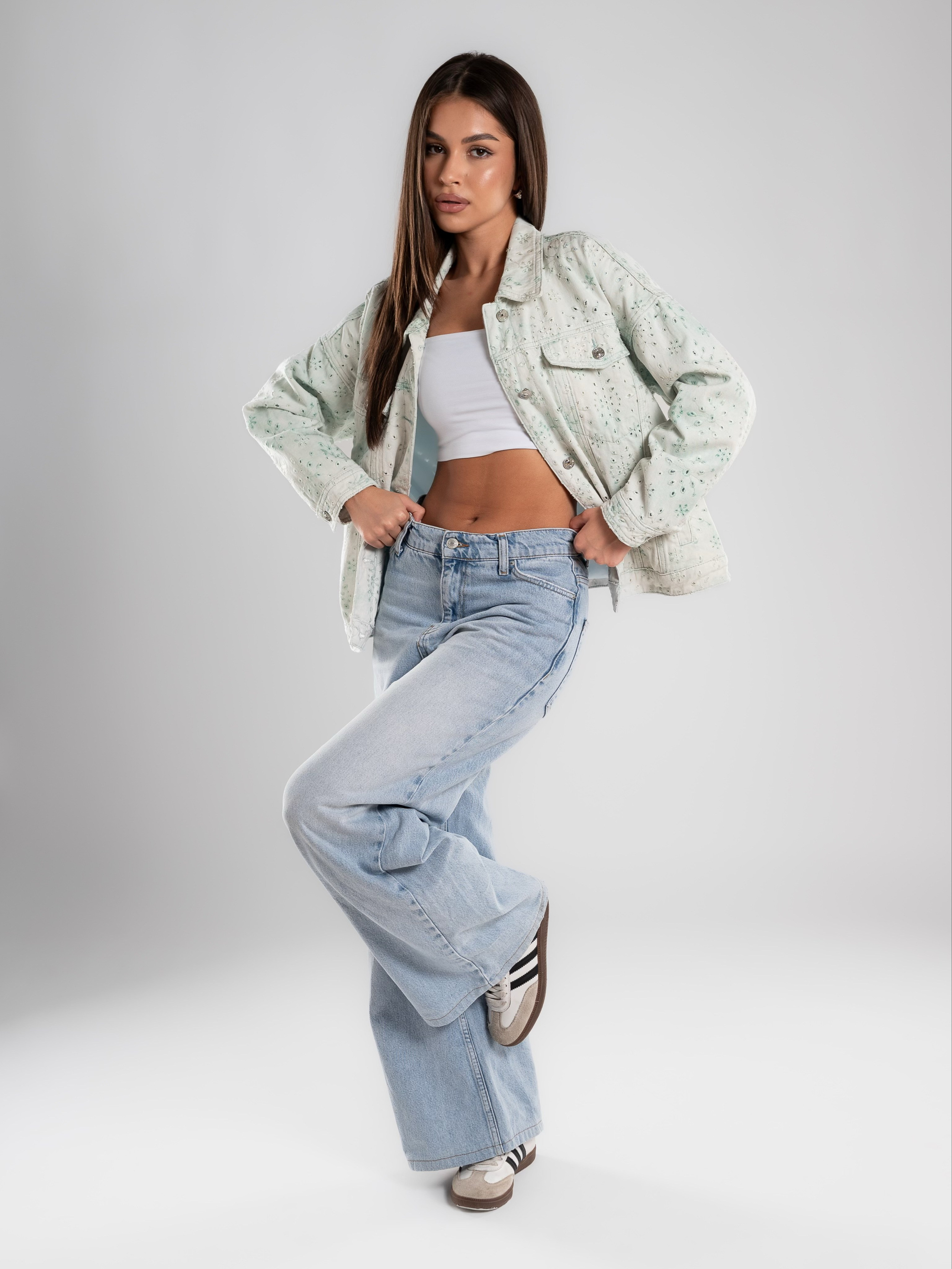 Джинсовые куртки на 2х моделях. Предметный фотограф, фото для маркетплейсов Пятигорск, КМВ