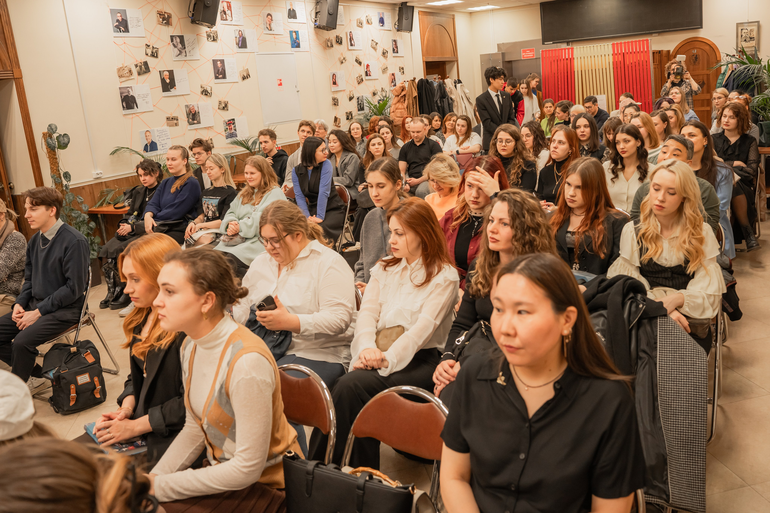 Презентация книги «Человек за бортом», автор София Цой. Репортажный фотограф Анастасия Рубцова