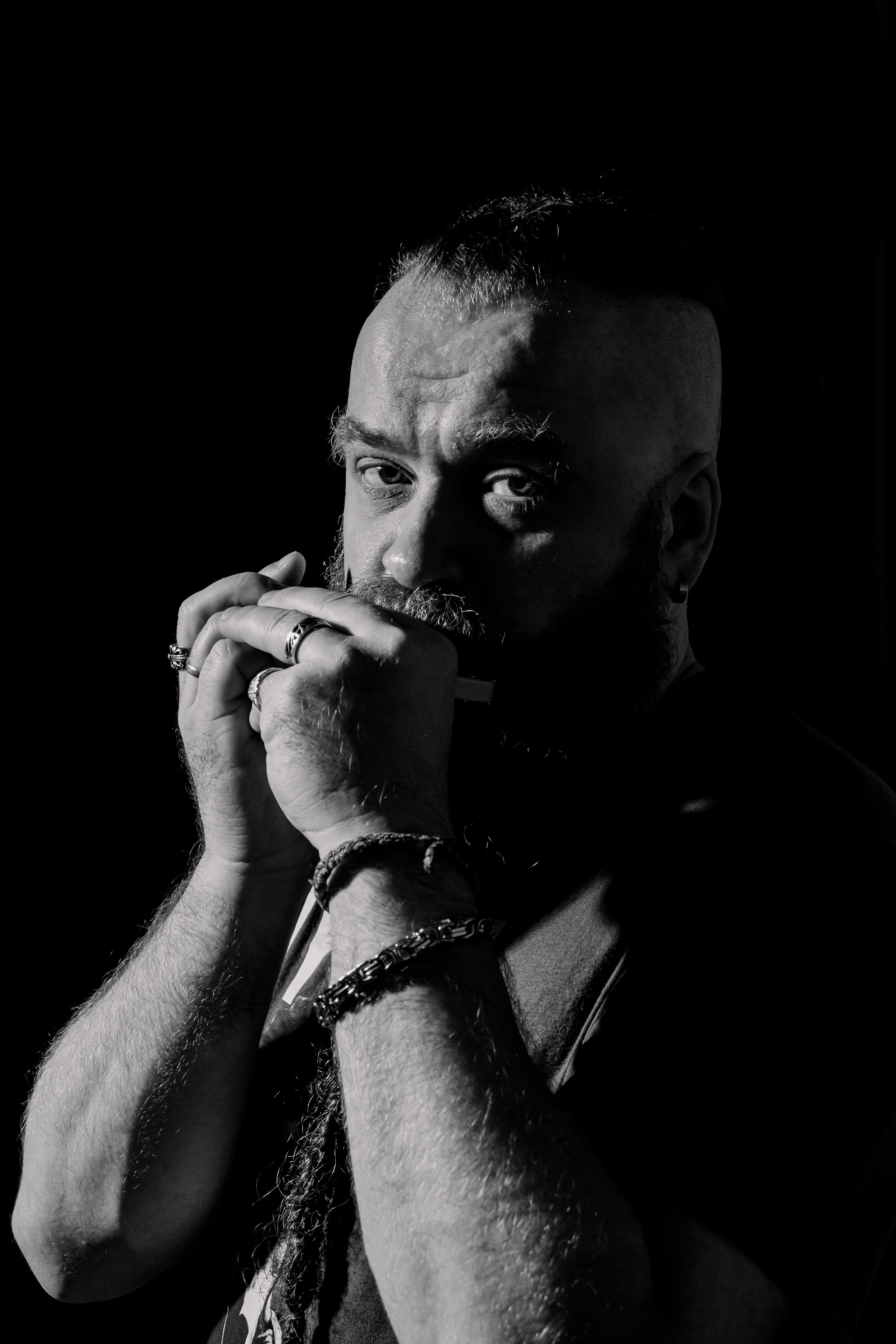 Борис Плотников. Губная гармоника. Мужской портрет, фотосессия для музыканта. Фотограф в Екатеринбурге Пойгина Елена