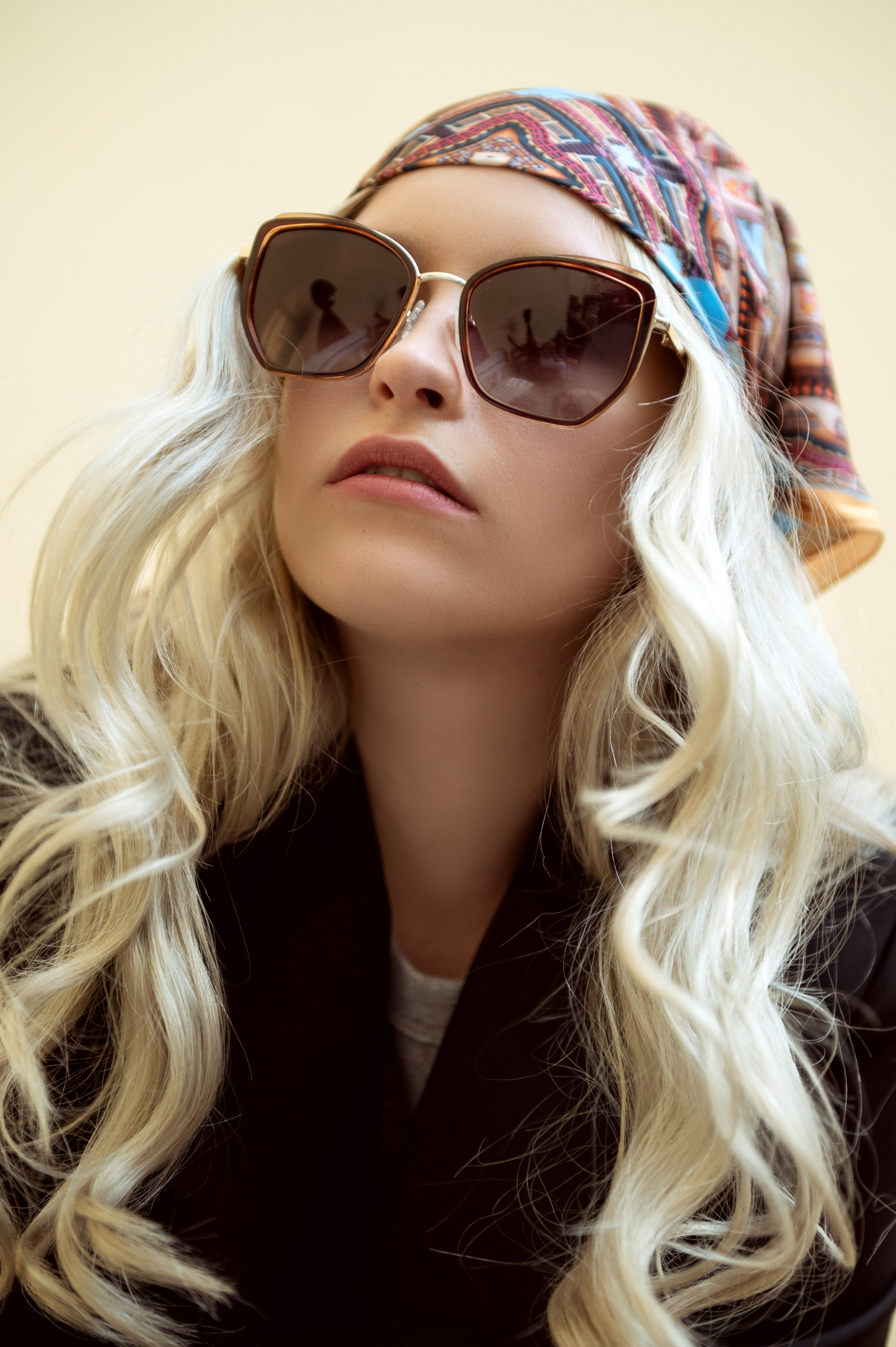 Красивая блондинка в косынке от Serafim Cristofari "Чайный дом" из Московской коллекции