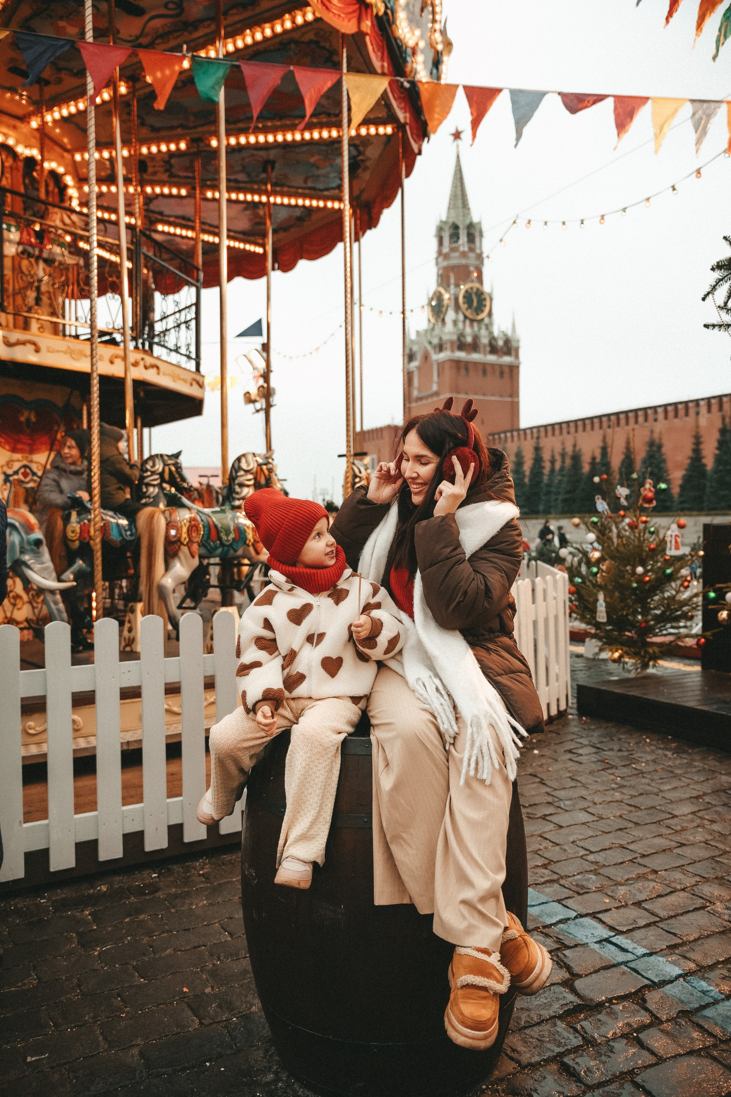 Новогодняя фотосессия на Гум ярмарка мама и дочка. Фотограф Владимир Москва