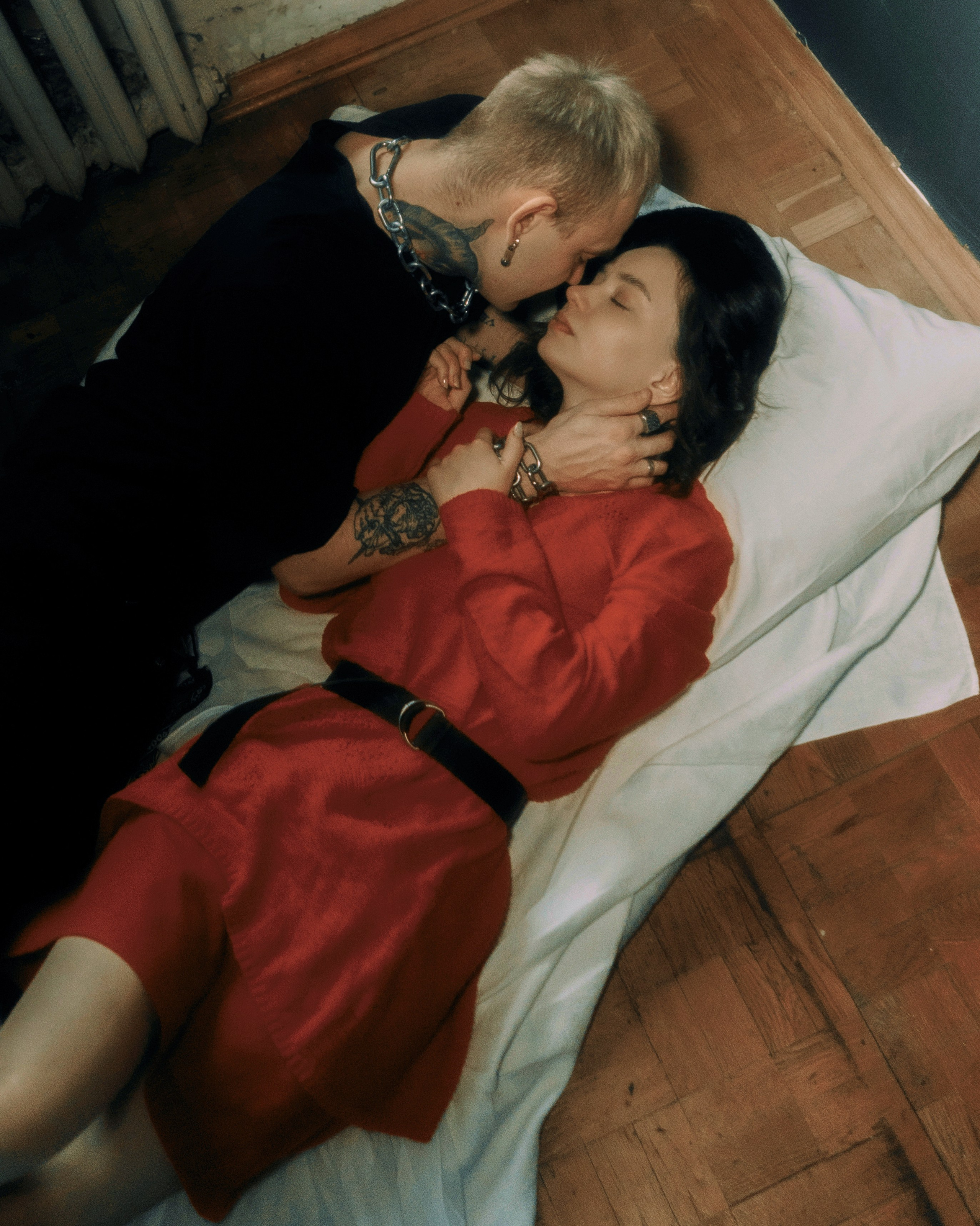 Свадебный фотограф Москва — лав стори фотосессия в студии, поцелуй и объятия, пленочная эстетика, авторский сюжет во французском стиле 