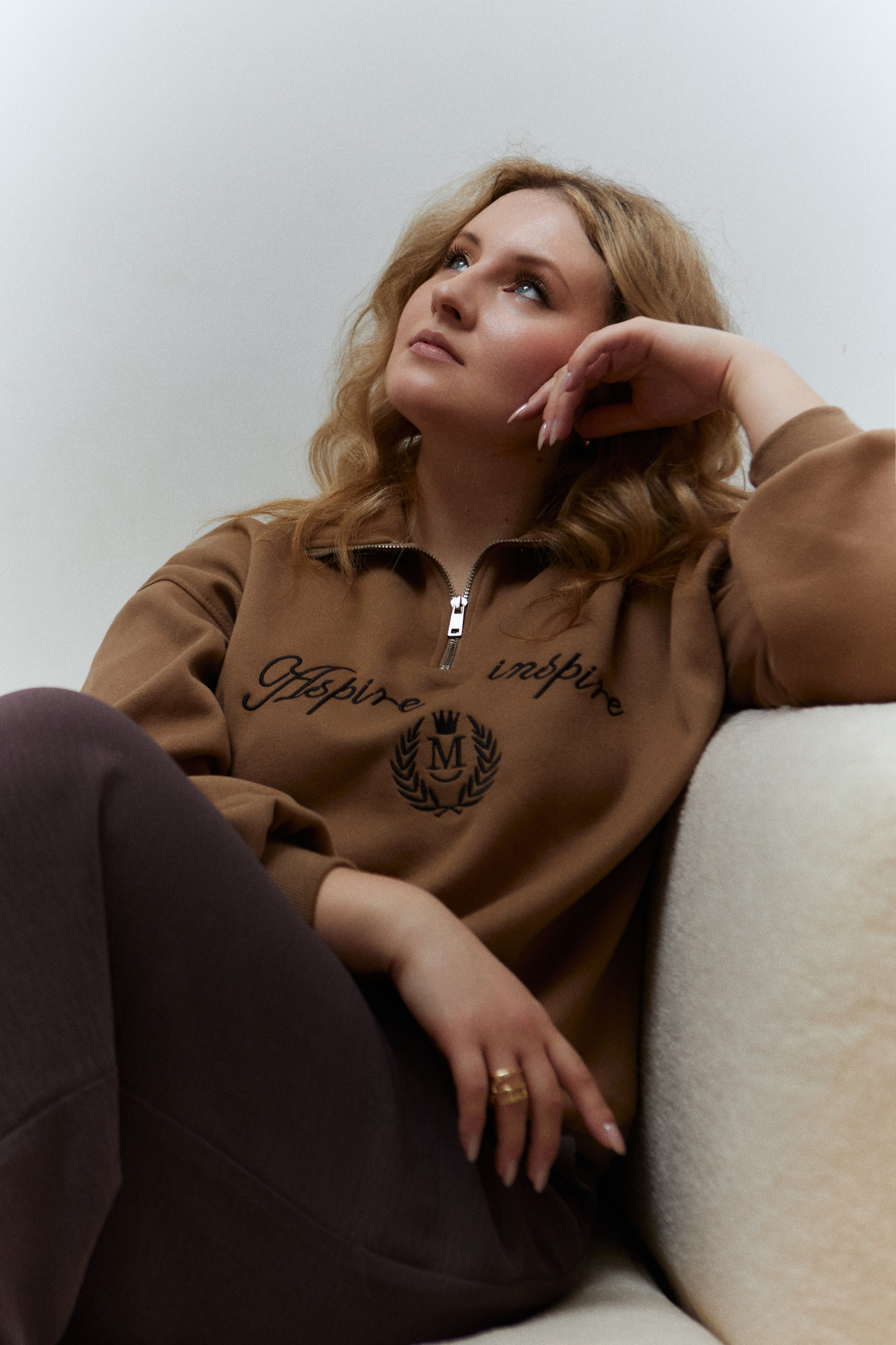 нежная женская портретная фотосессия в студии, портретный фотограф в Москве