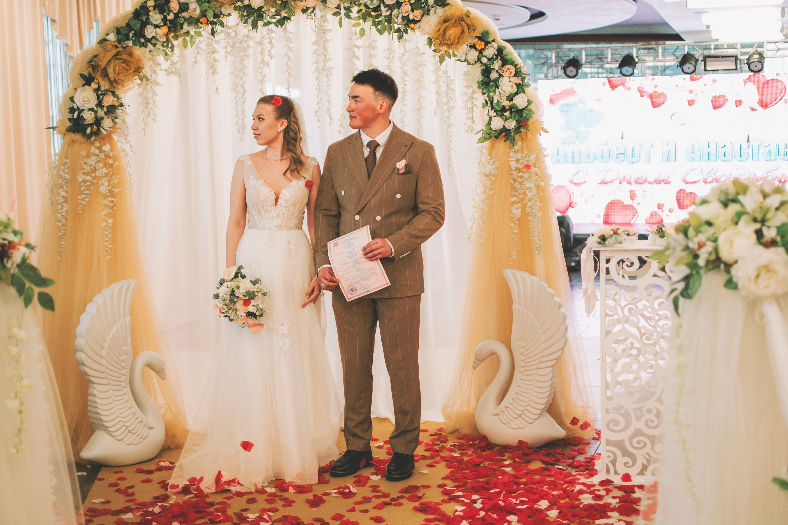 Альберт и Анастасия (Студийная фотосессия, роспись в ДК Нефтяник + фотосессия с гостями). Семейный и свадебный фотограф Губкинский и Ставрополь