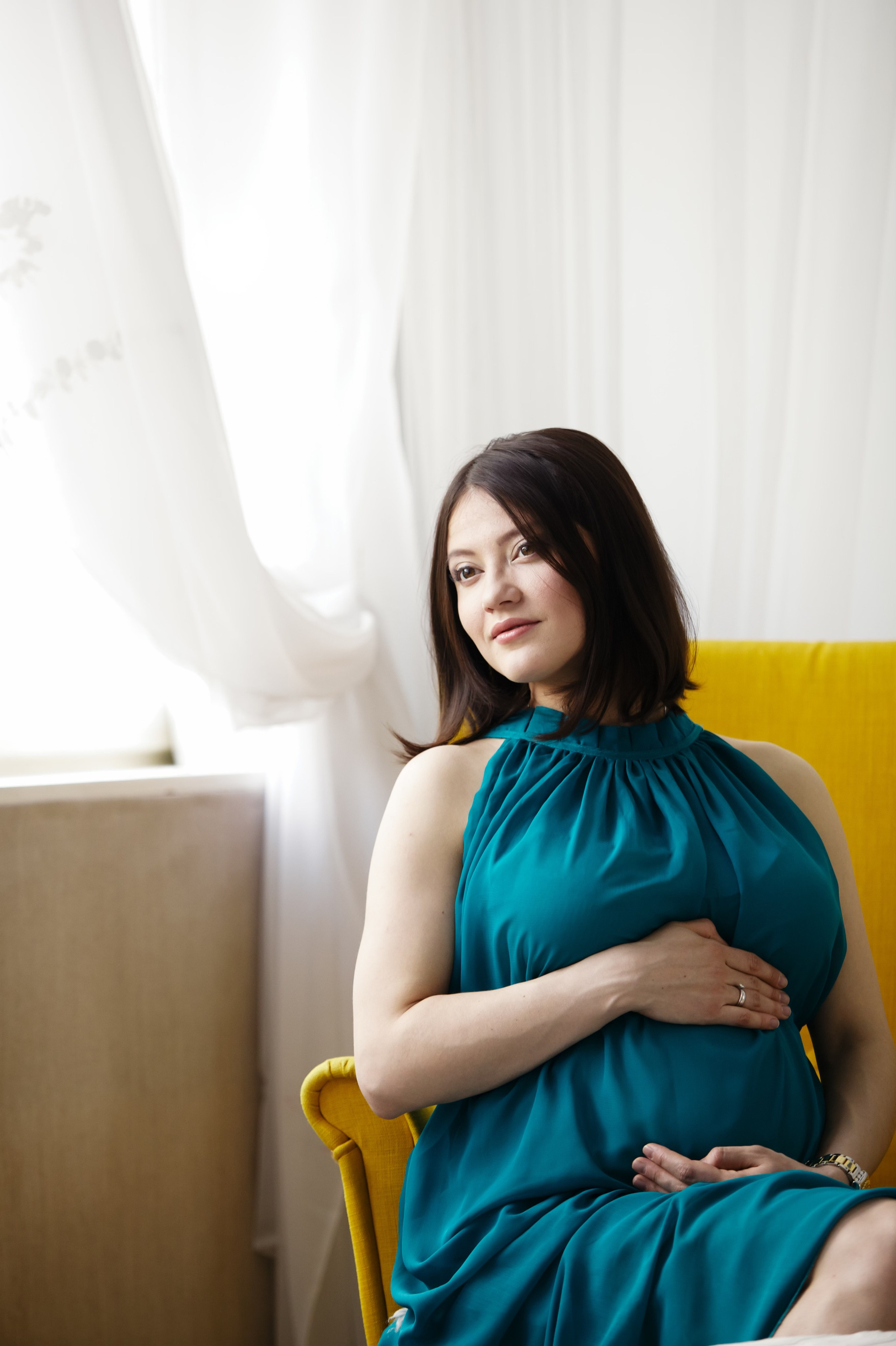 Съемка для двух беременных подруг в светлой студии. Фотографы в Москве Светлана Устинова и Сергей Грачев