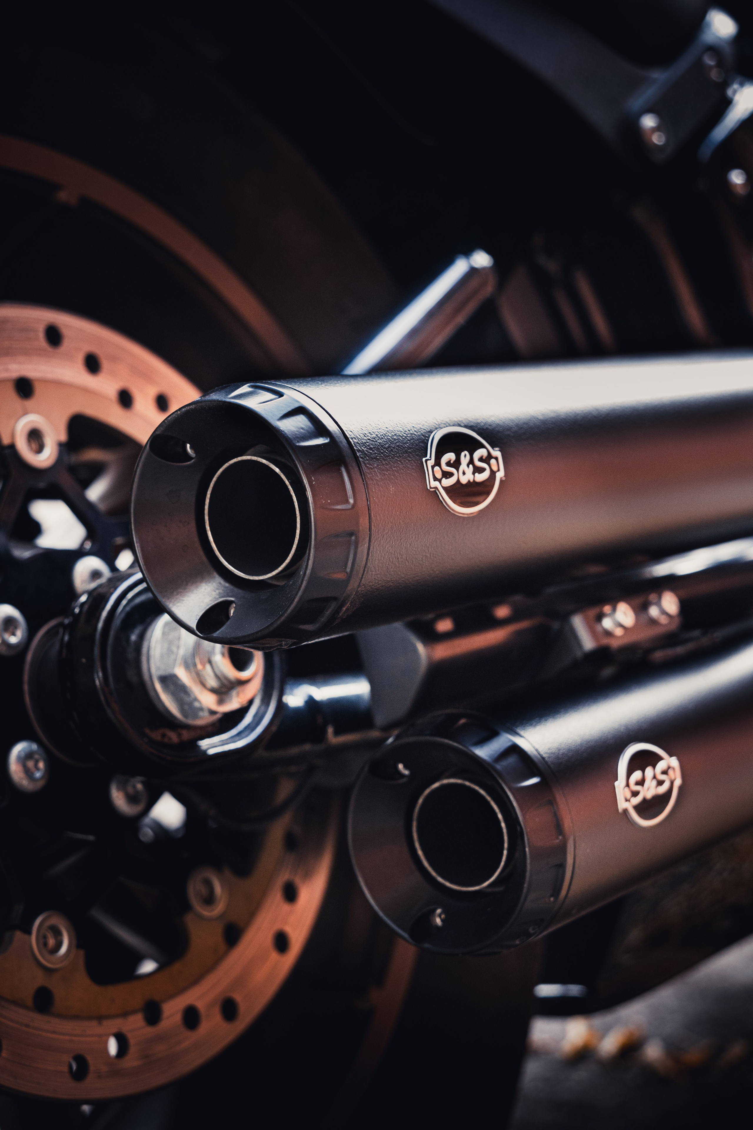 Крупный план мотора Harley-Davidson с отражением аэрографии «Alien»