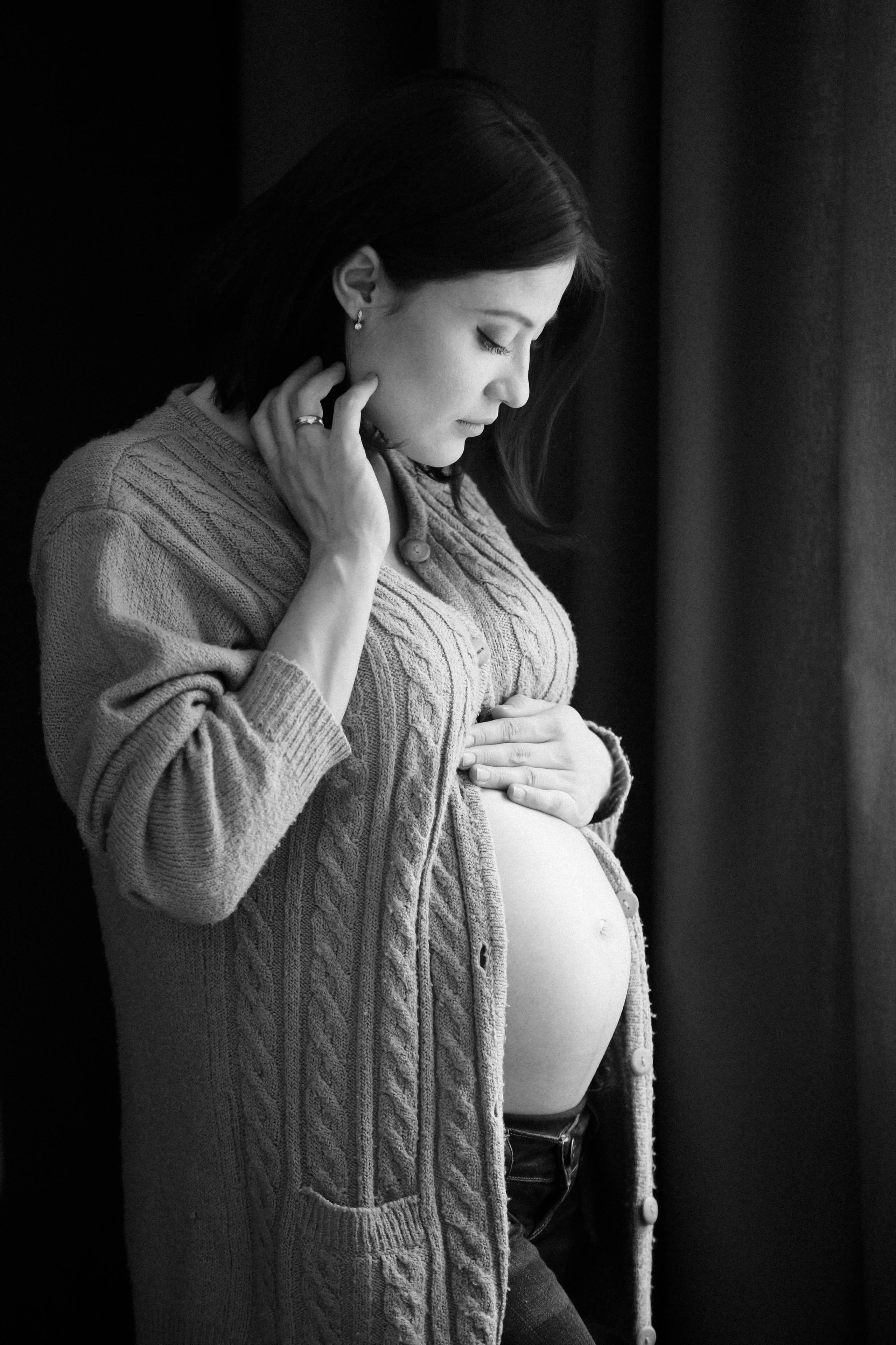 Съемка для двух беременных подруг в светлой студии. Фотографы в Москве Светлана Устинова и Сергей Грачев