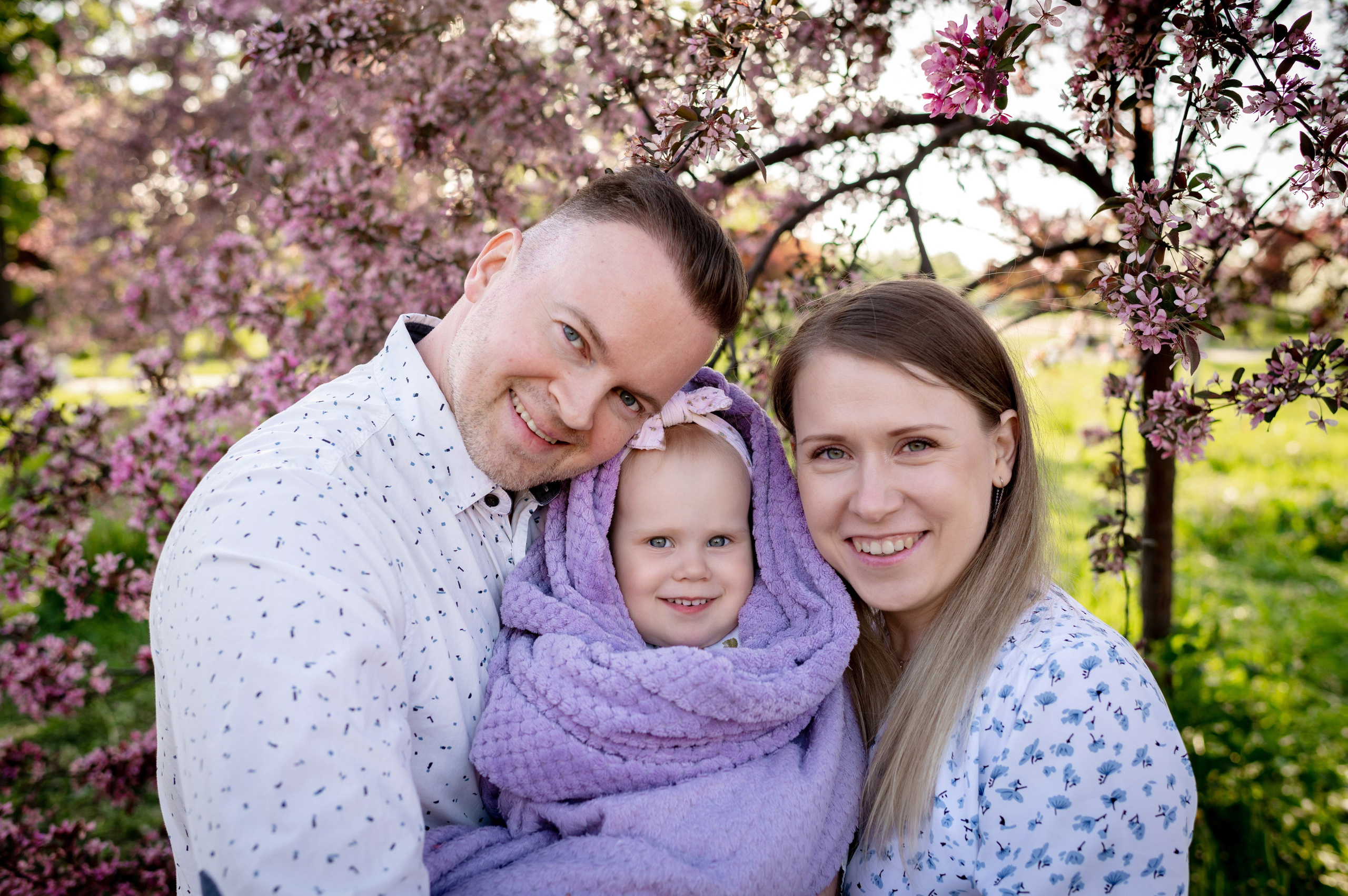 Ника и родители в розовых яблонях. Портретный, семейный и свадебный фотограф в Санкт-Петербурге и в Пушкине Ширяев Денис