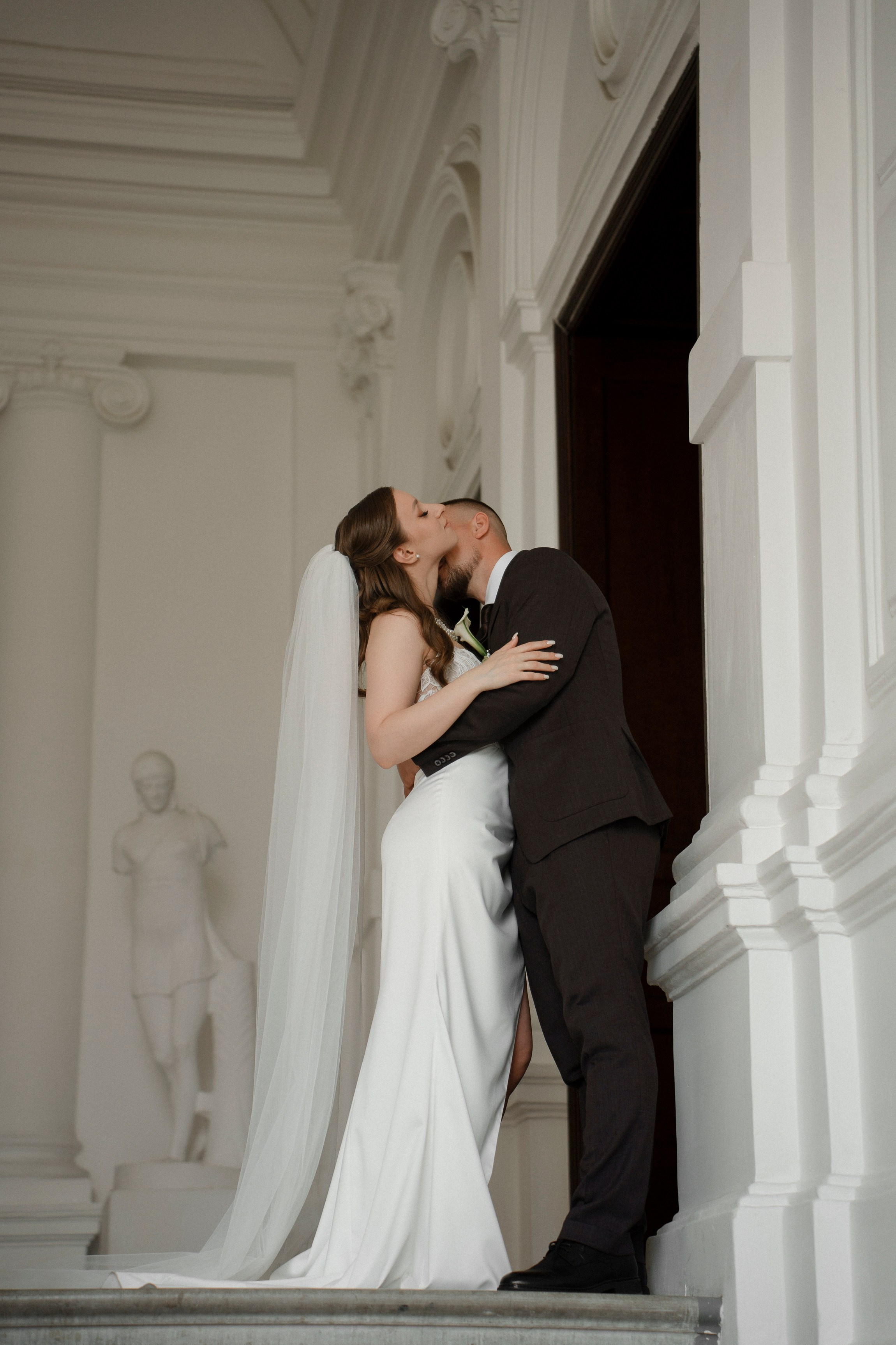 "Свадебная фотосессия в Пензе: Жених и невеста в художественном училище".