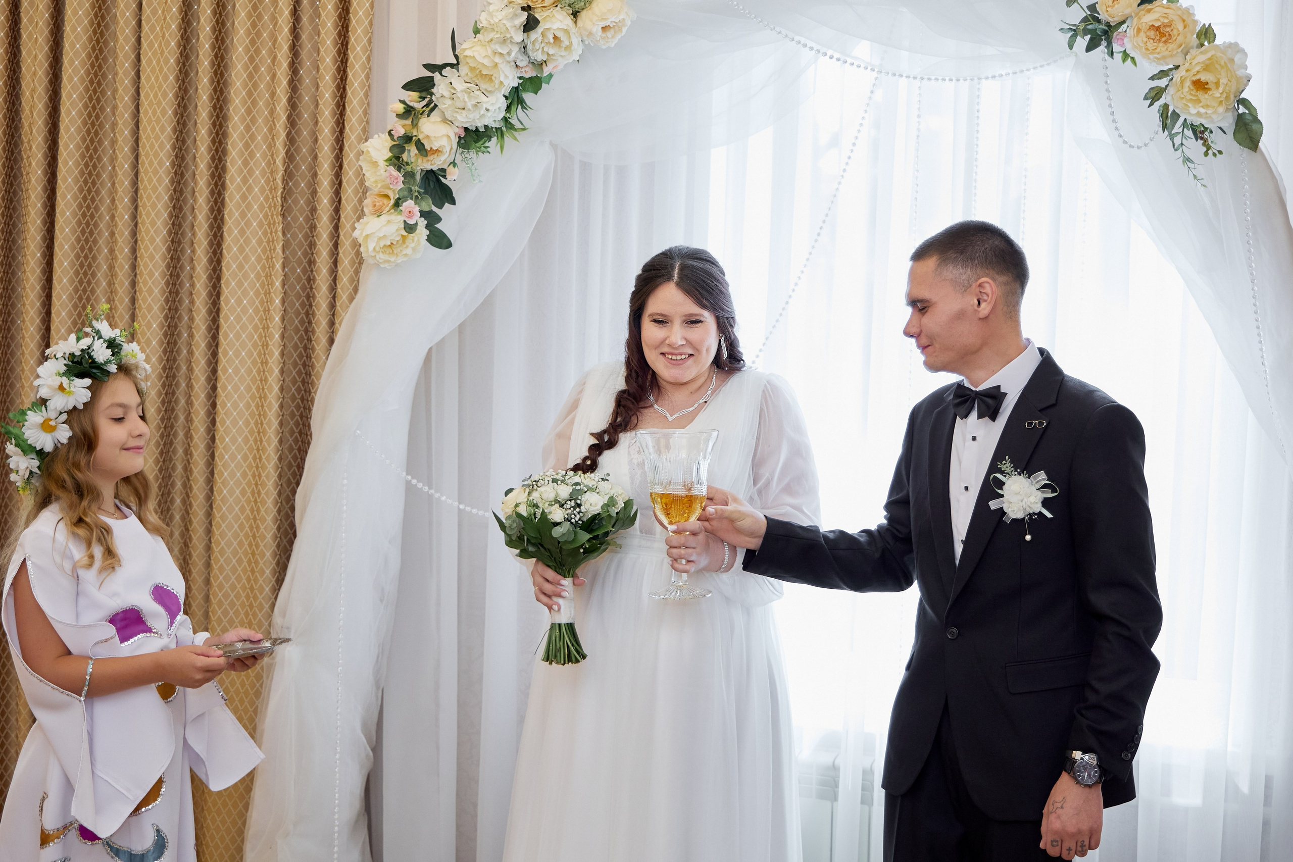 Фотосъемка в ЗАГСе, прогулка молодых, банкет