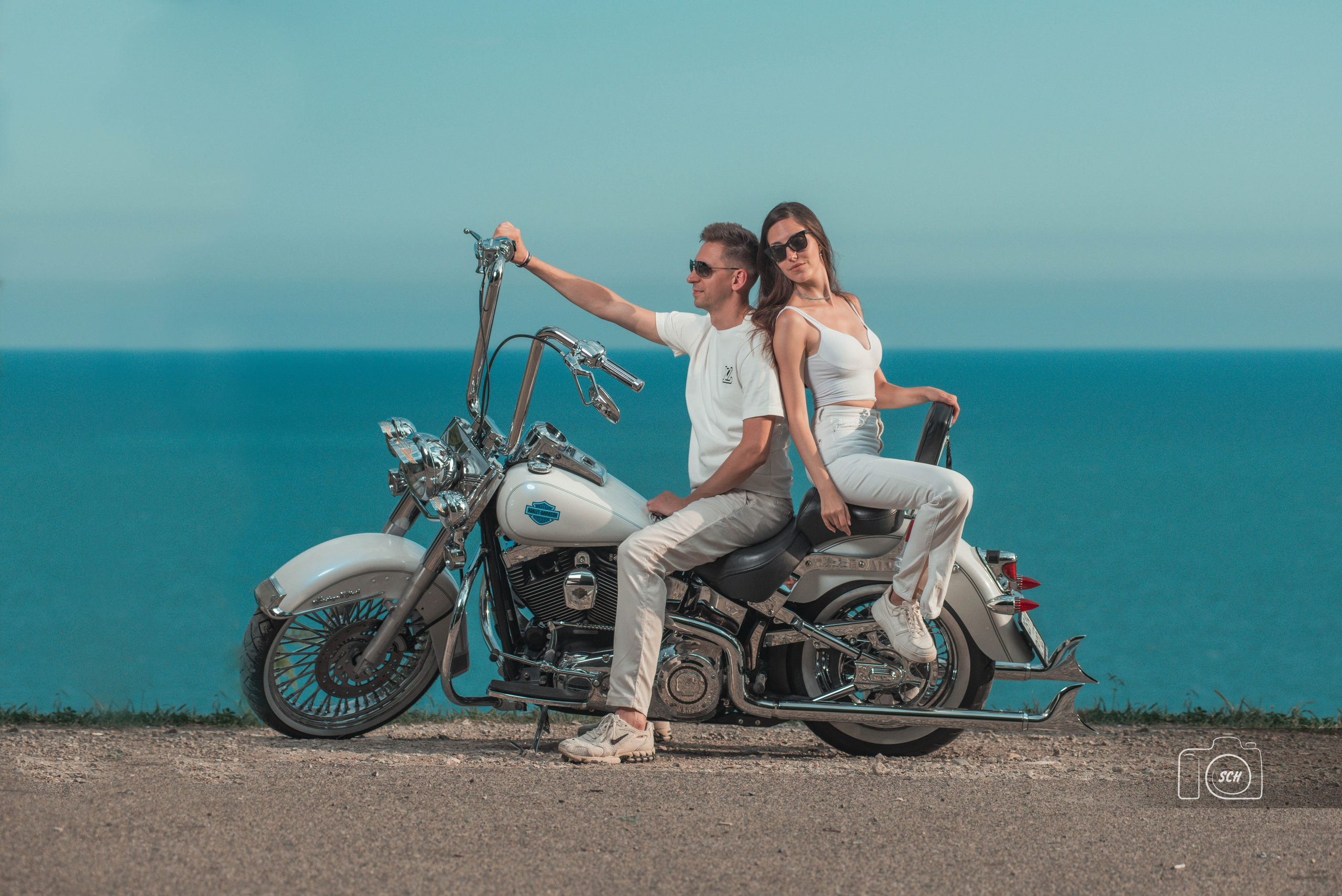 Солнечная фотосессия с белым harley-davidson