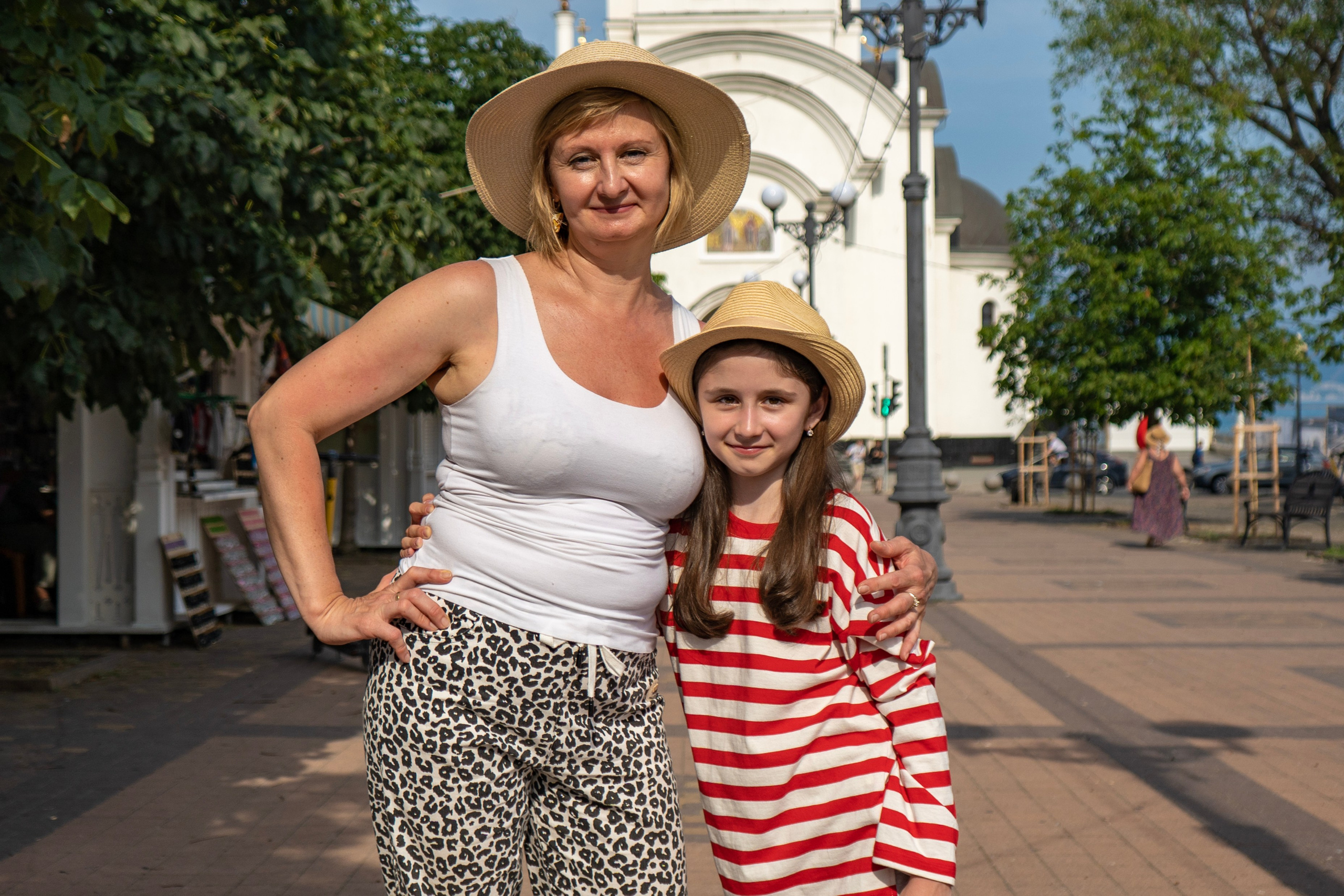 Съемка в центре Новороссийска. Семейный и детский фотограф Екатерина Черняева. Снимаю портреты, love story, фотопрогулки, работаю на улице, в кафе, студии, дома у клиента