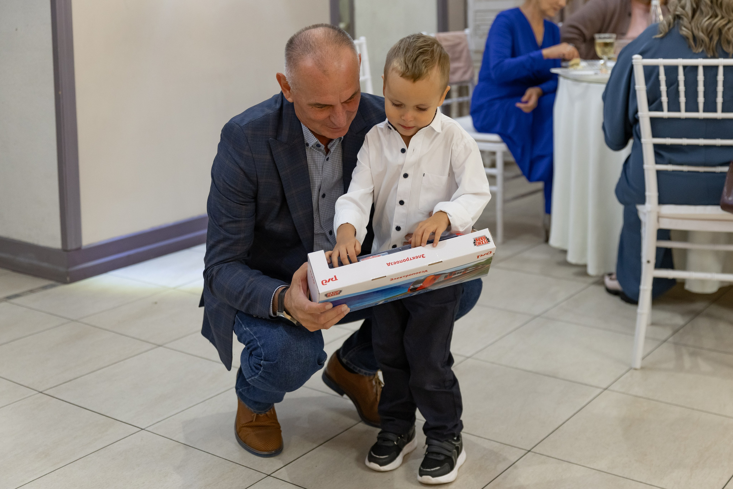 Гости веселятся на банкете