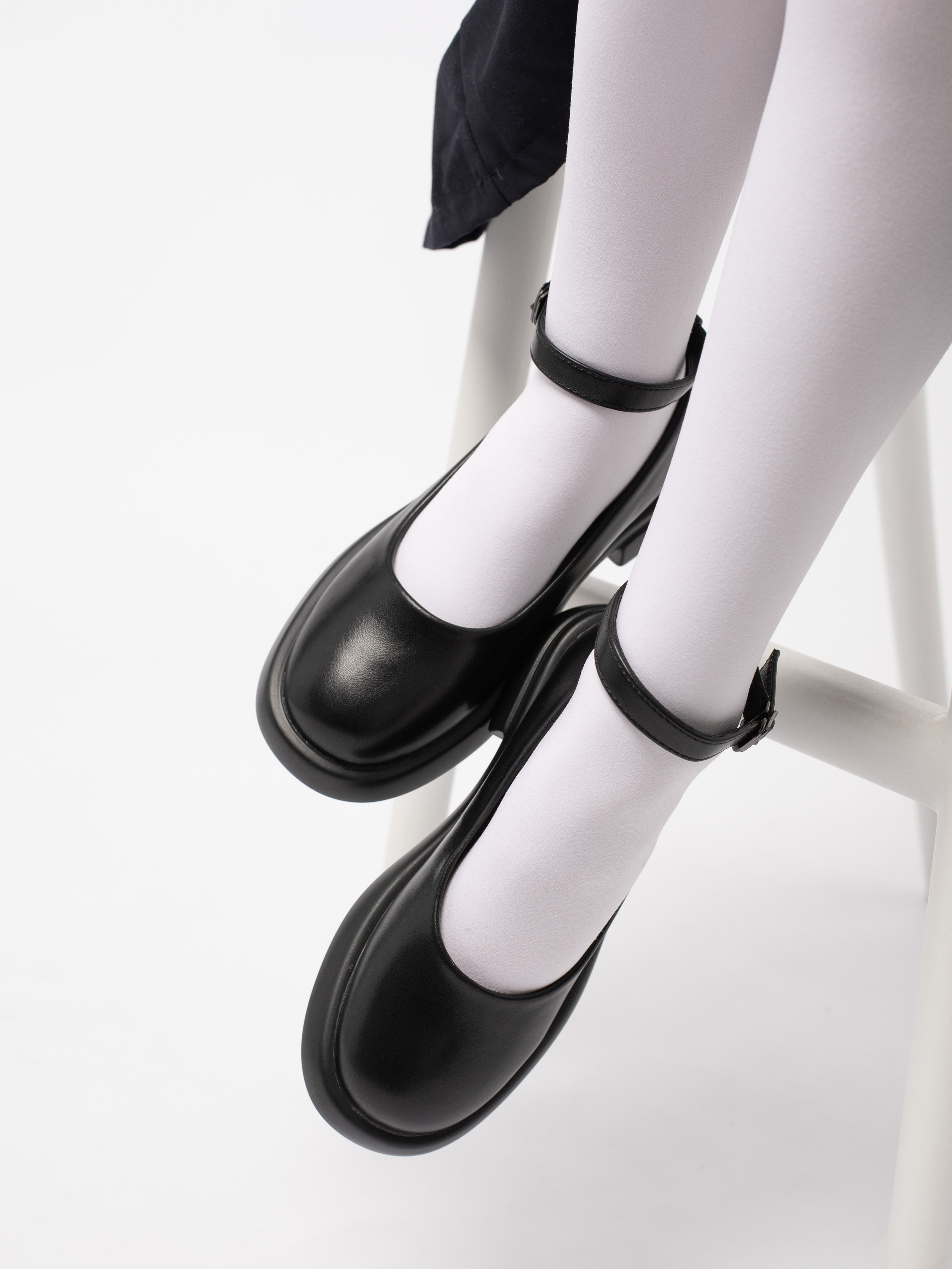 Школьные туфли. Фотостудия предметной и модельной съёмки для маркетплейсов