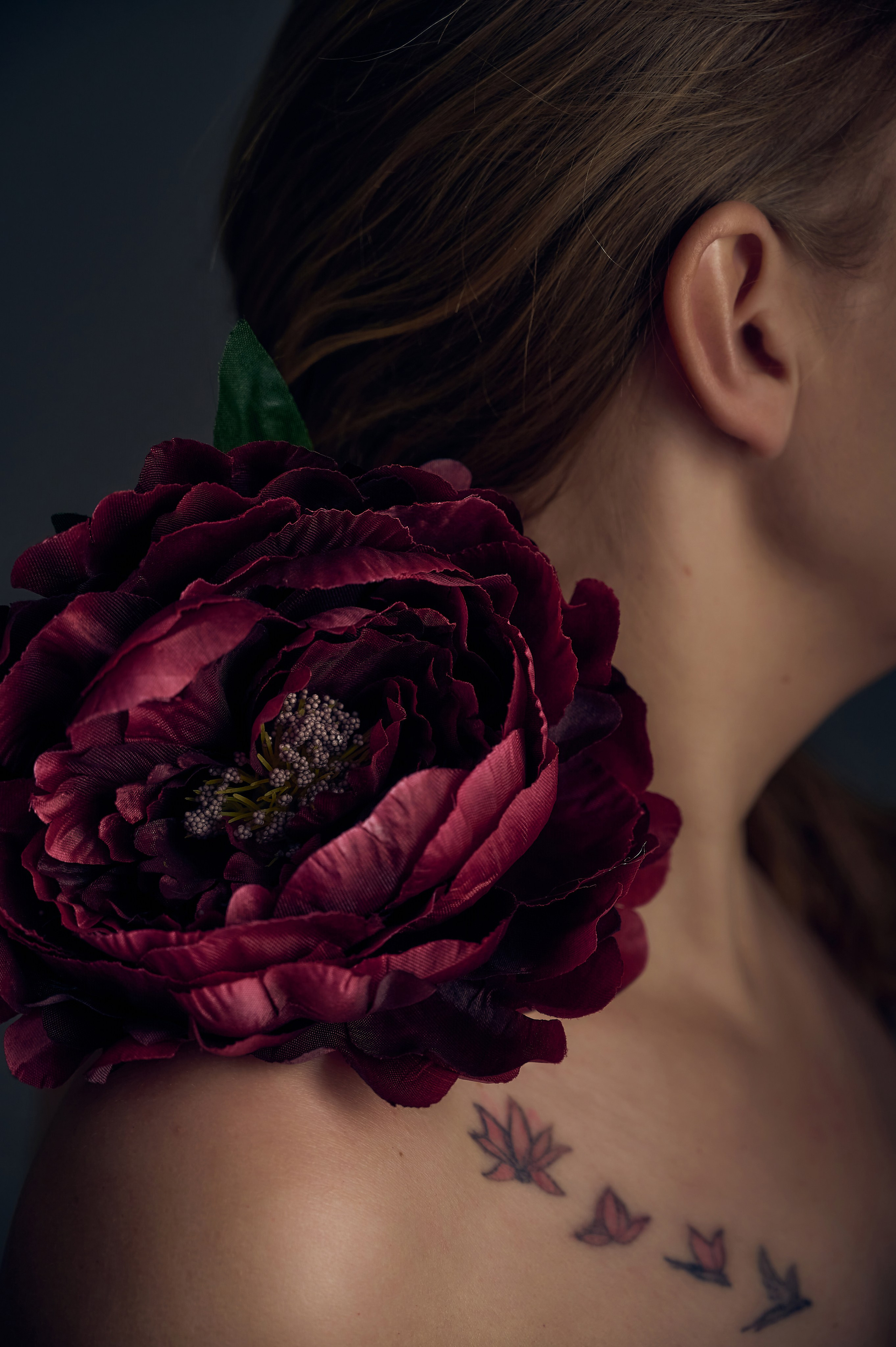 Девушки и пионы