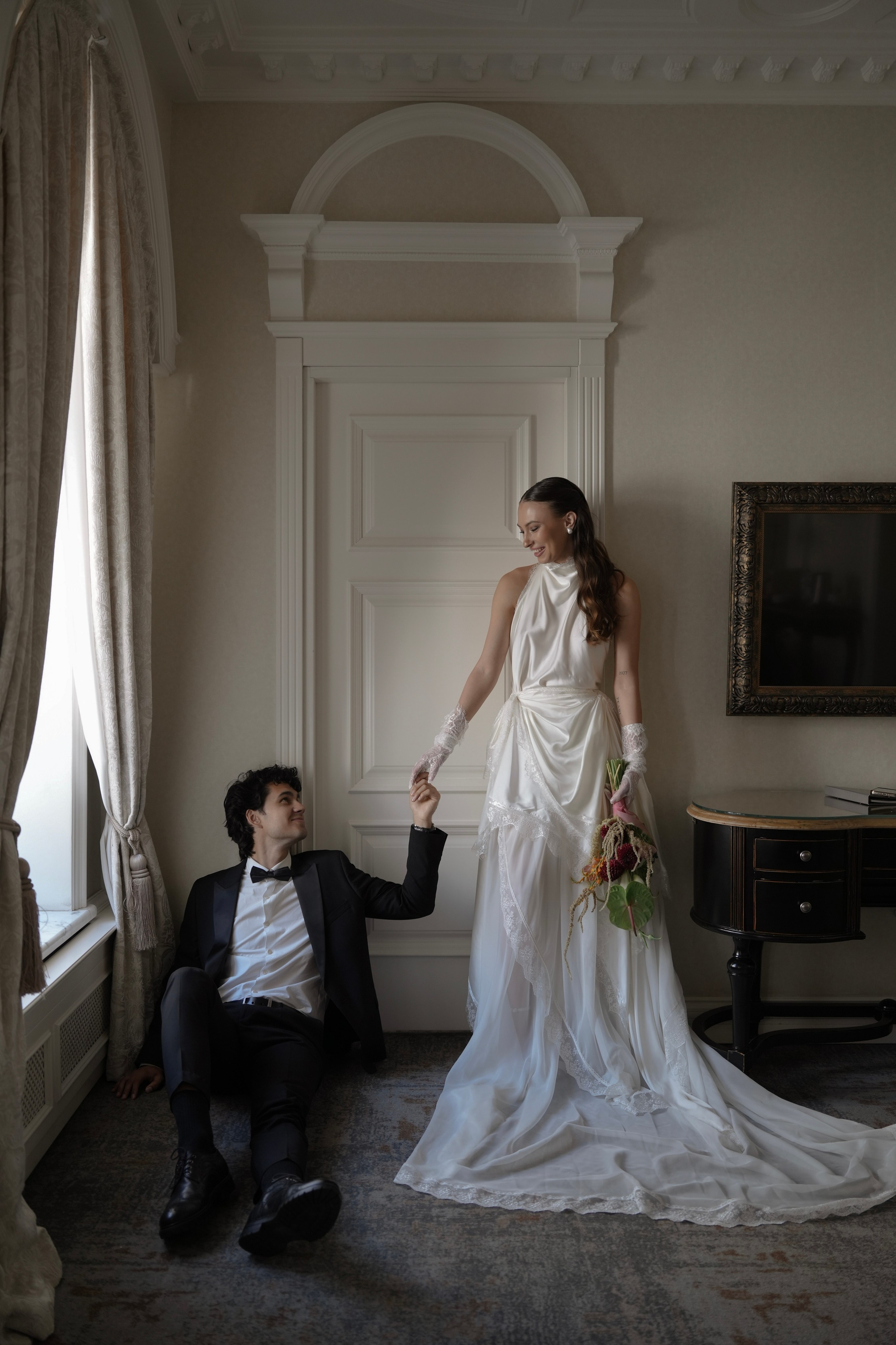 Свадебная фотосессия утра невесты и жениха в отеле Амбассадори