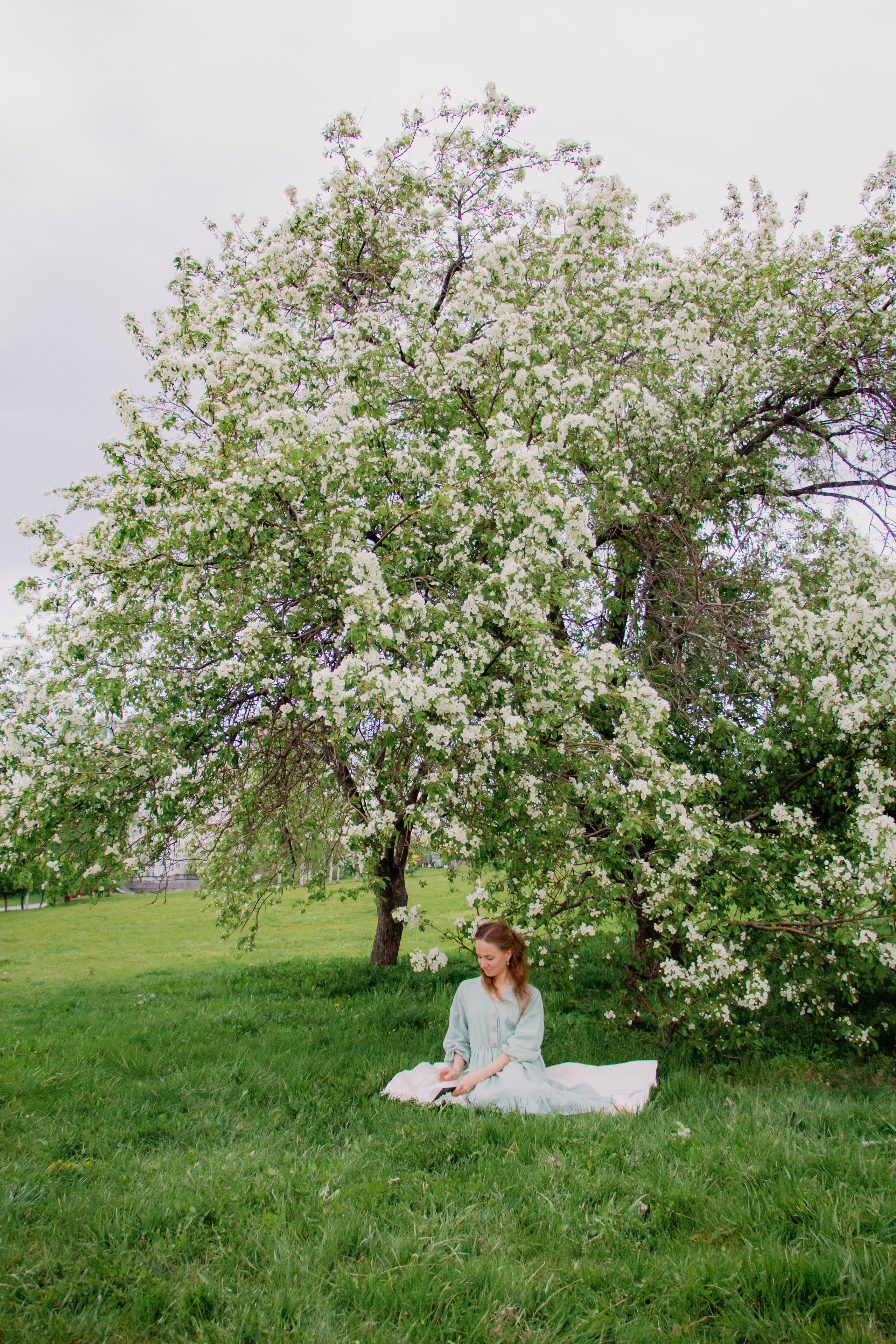 Фотосессия с цветущими яблонями, Екатеринбург. Фотопрогулка. Фотограф в Екатеринбурге Пойгина Елена