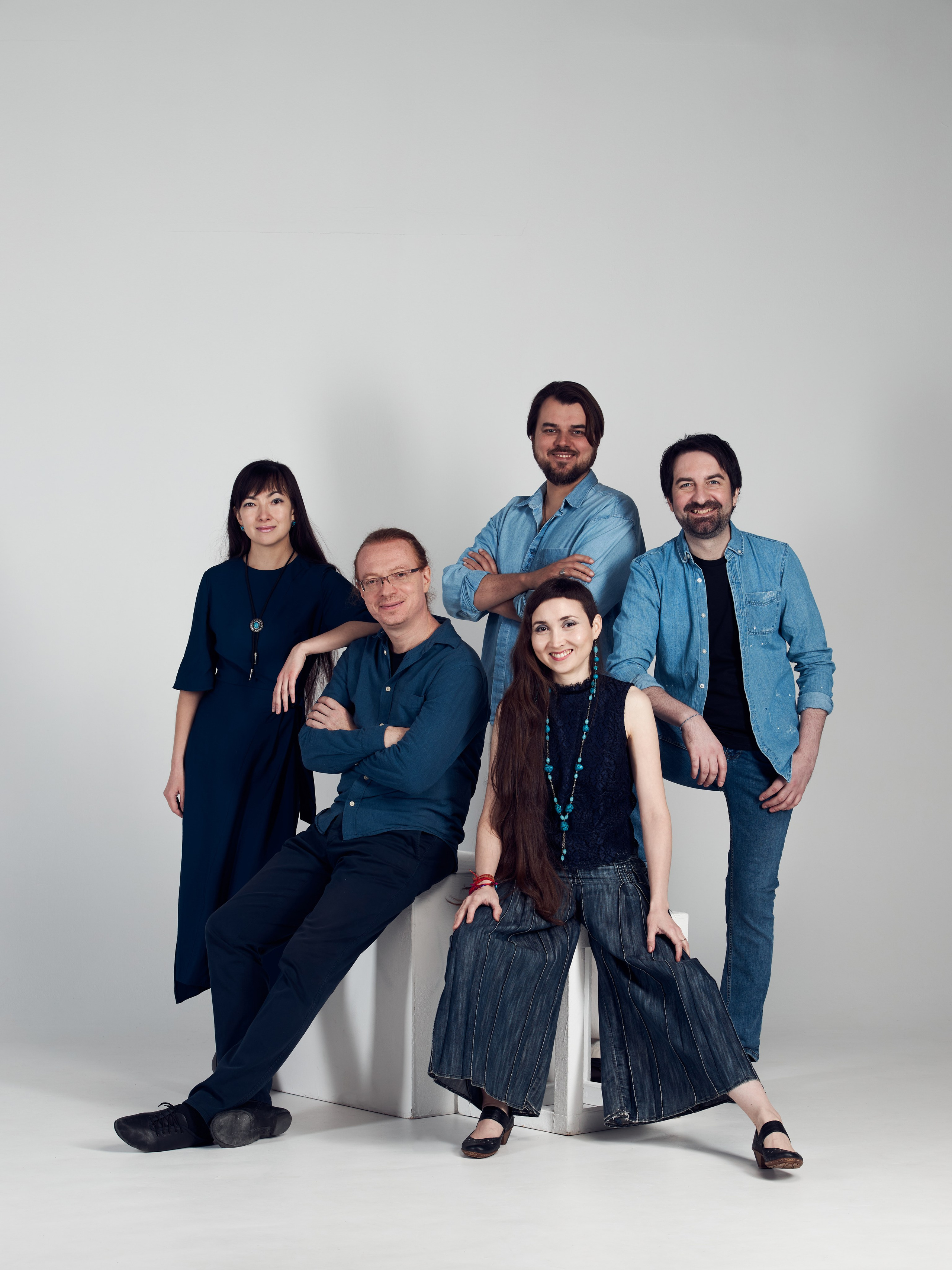 Групповое фото пяти человек - двух девушек и троих парней на белой циклораме