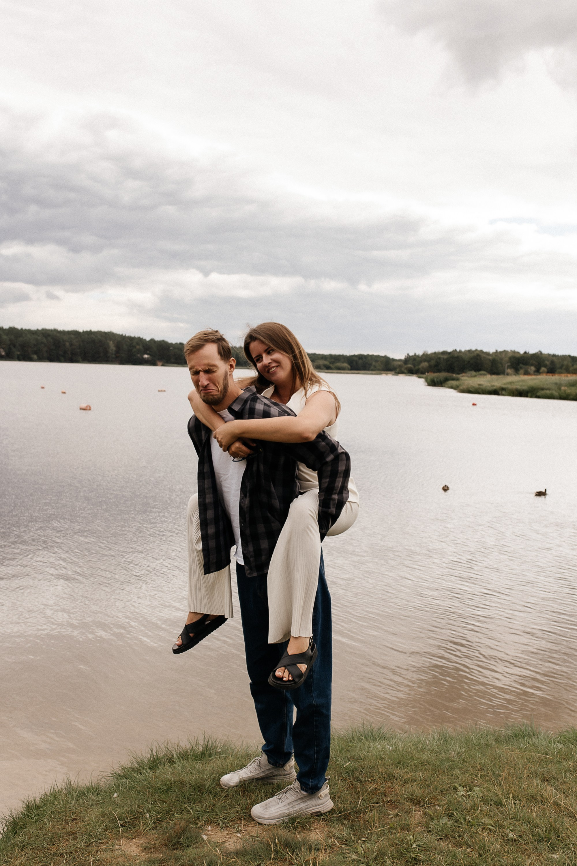 Love Story на Юбилейном озере. Свадебный и семейный фотограф Виолетта Сидельникова. Краснодар, Россия, Беларусь, Европа