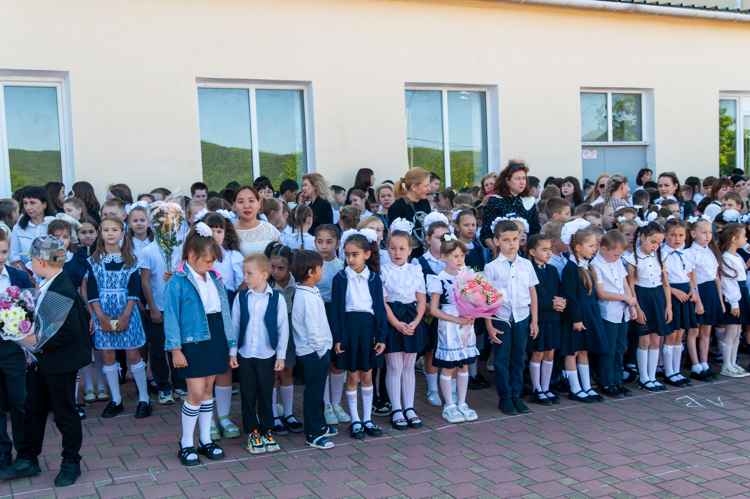 Последний Звонок МАОУ СОШ № 17 им. Эдуарда Есаяна — Архипо-Осиповка. Свадебный и семейный фотограф Денис Лукьянов в Краснодаре, Краснодарском крае и Республике Крым