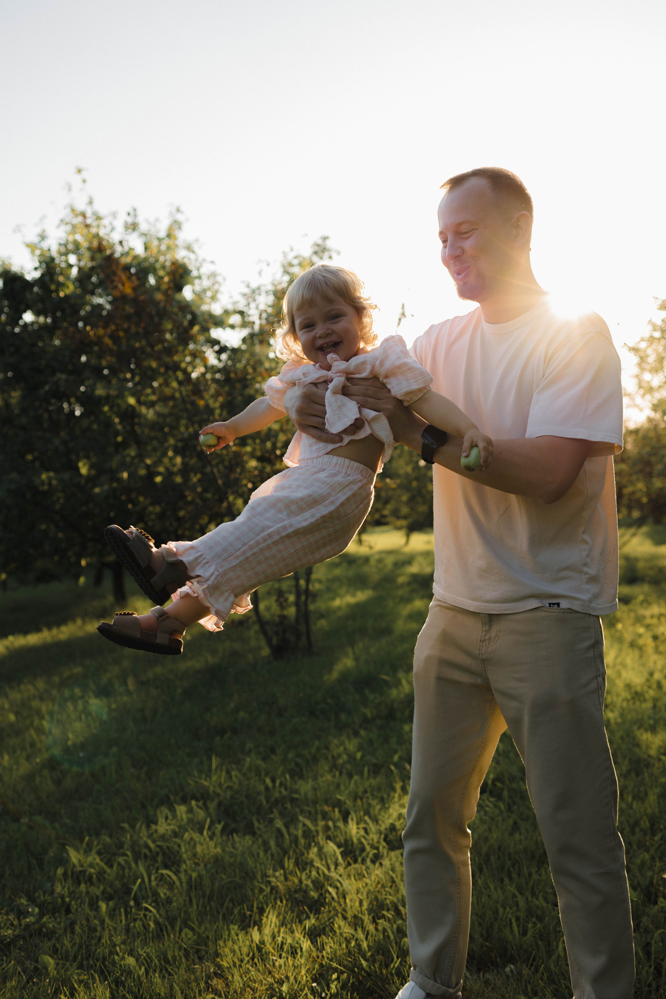 Прогулка с родителями. Фотография о важном