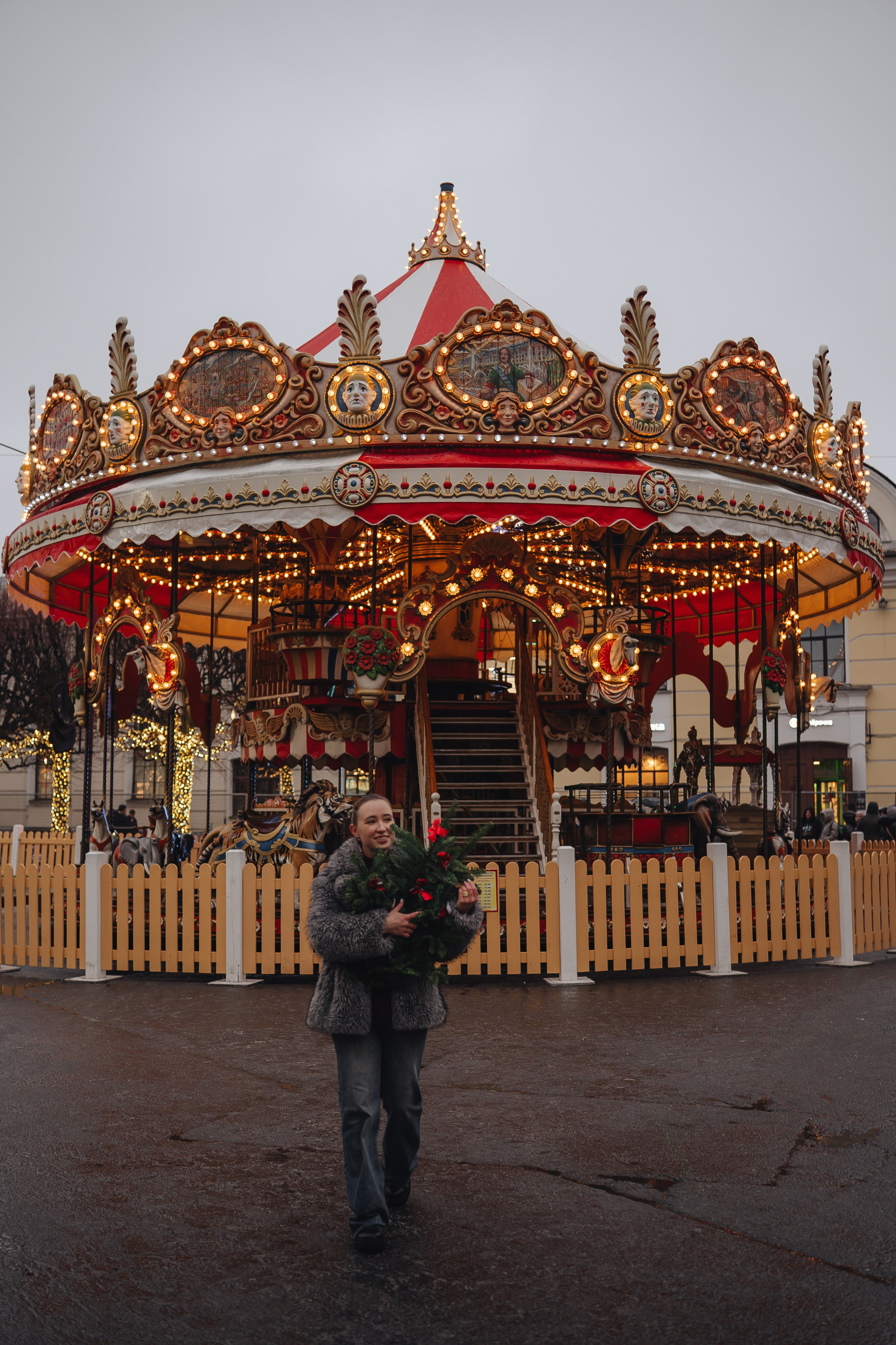 ПРОГУЛКА НА МАНЕЖНОЙ ПЛОЩАДИ ДЛЯ ДЕВУШКИ ПЕРЕД НОВЫМ ГОДОМ (НОВОГОДНЯЯ ФОТОСЕССИИЯ НА МАНЕЖНОЙ ПЛОЩАДИ). Профессиональный фотограф, Санкт-Петербург — Виктория Богомолова