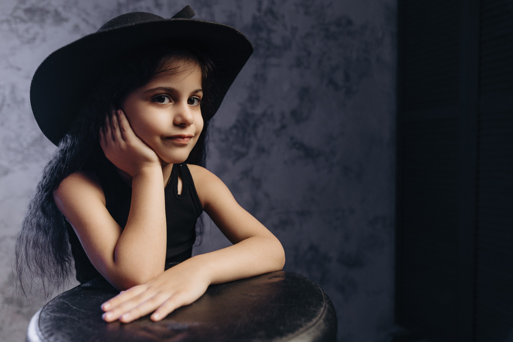 Фотосессия на день рождения в темных тонах: индивидуальность в сдержанной эстетике. Семейный и свадебный фотограф Ростове-на-Дону