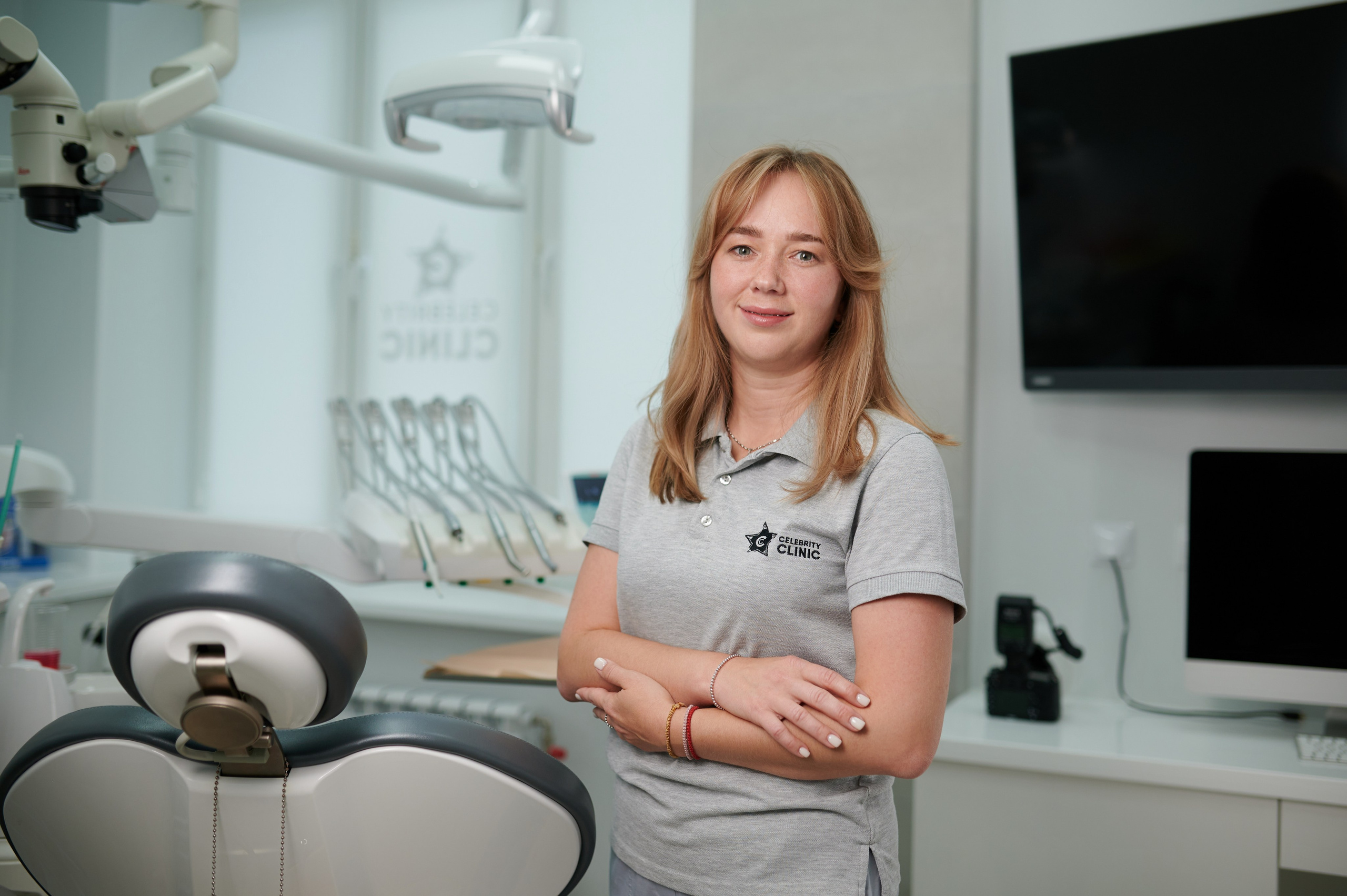 Профессиональный портрет стоматолога в современном кабинете. Съемка персонала для сайта клиники Нижний Новгород