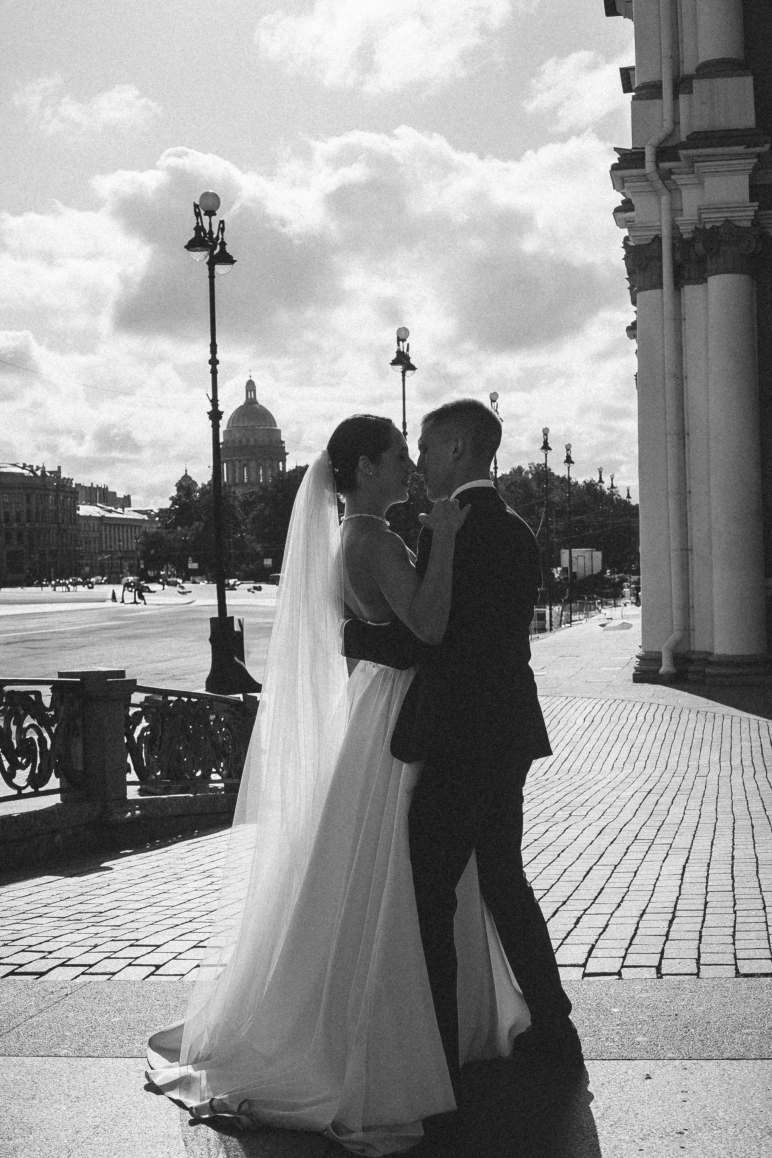 СВАДЕБНАЯ ПРОГУЛКА В САНТК-ПЕТЕРБУРГЕ (ИСАКИЕВСКИЙ СОБОР, ЗИМНЯЯ КАНАВКА, ЭРМИТАЖ И БОЛЬШАЯ МОРСКАЯ УЛИЦА). Профессиональный фотограф, Санкт-Петербург — Виктория Богомолова