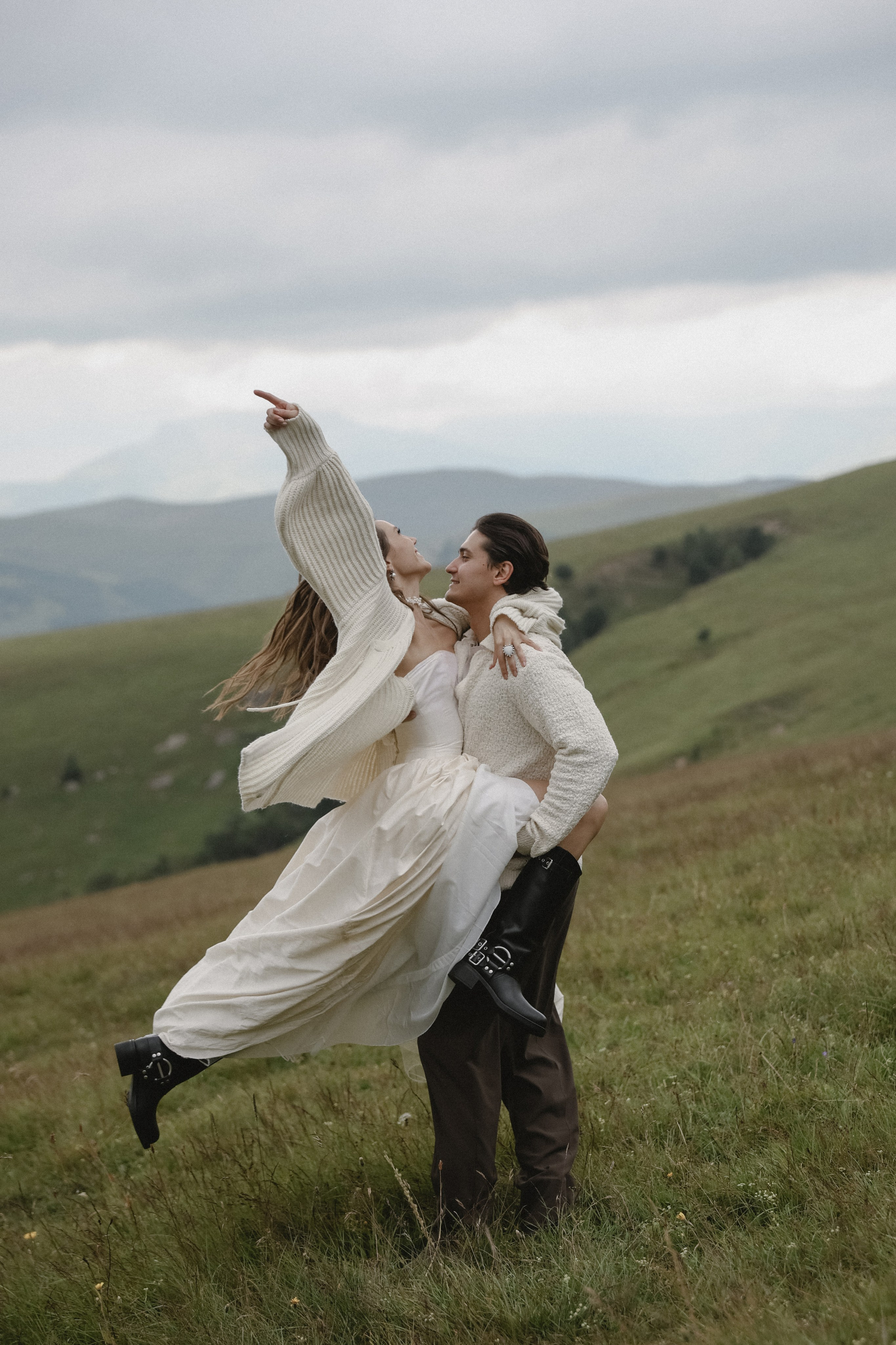 Утро невесты в глэмпинге свадебная фотосессия на Джилы-Су Приэльбрусье. Свадебный, репортажный и портретный фотограф Сочи, Краснодар. Александра Зайцева