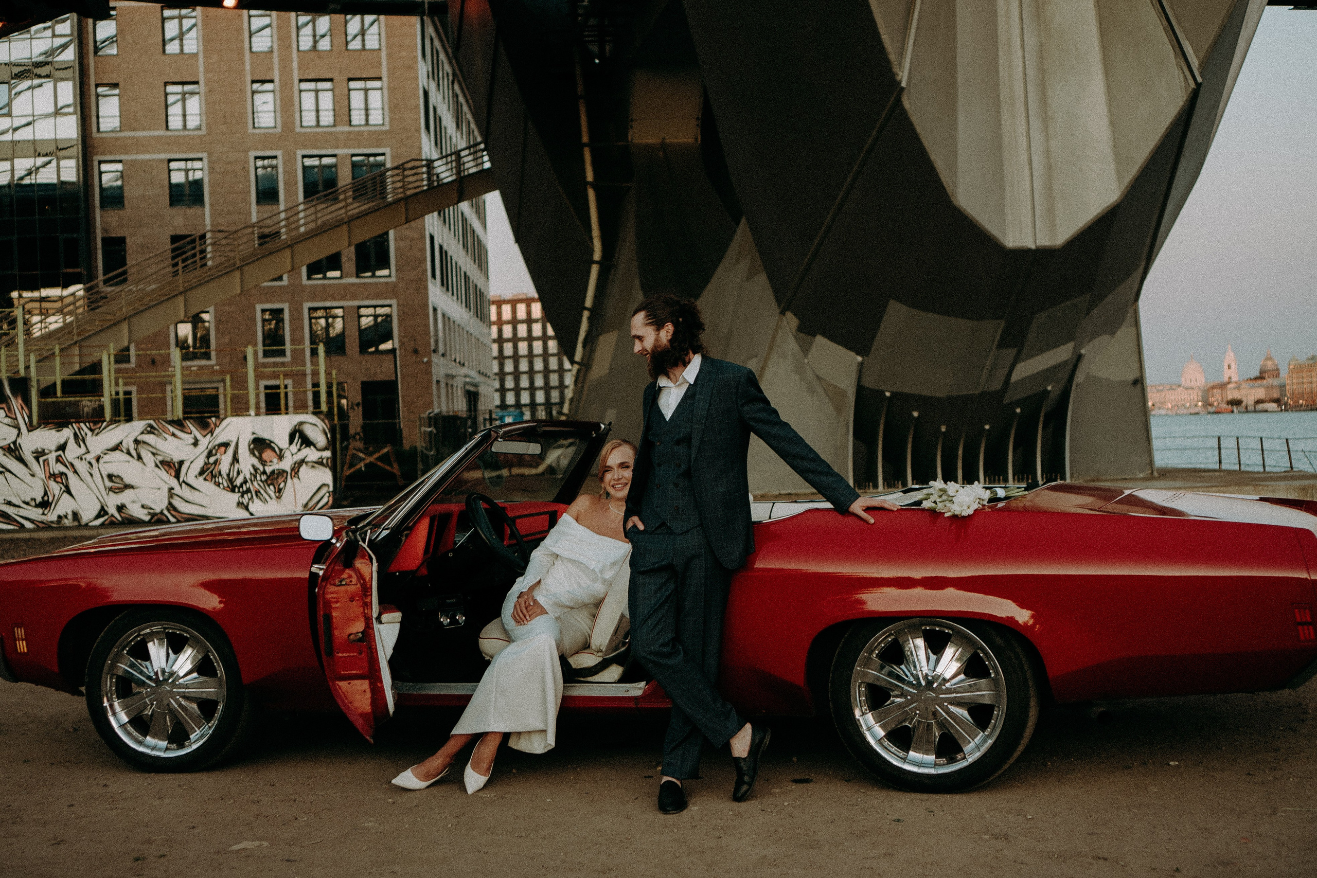 СВАДЕБНАЯ СЬЕМКА ВОЗЛЕ МСОТА БЕТАНКУРА НА КАБРИОЛЕТЕ. Профессиональный фотограф, Санкт-Петербург — Виктория Богомолова