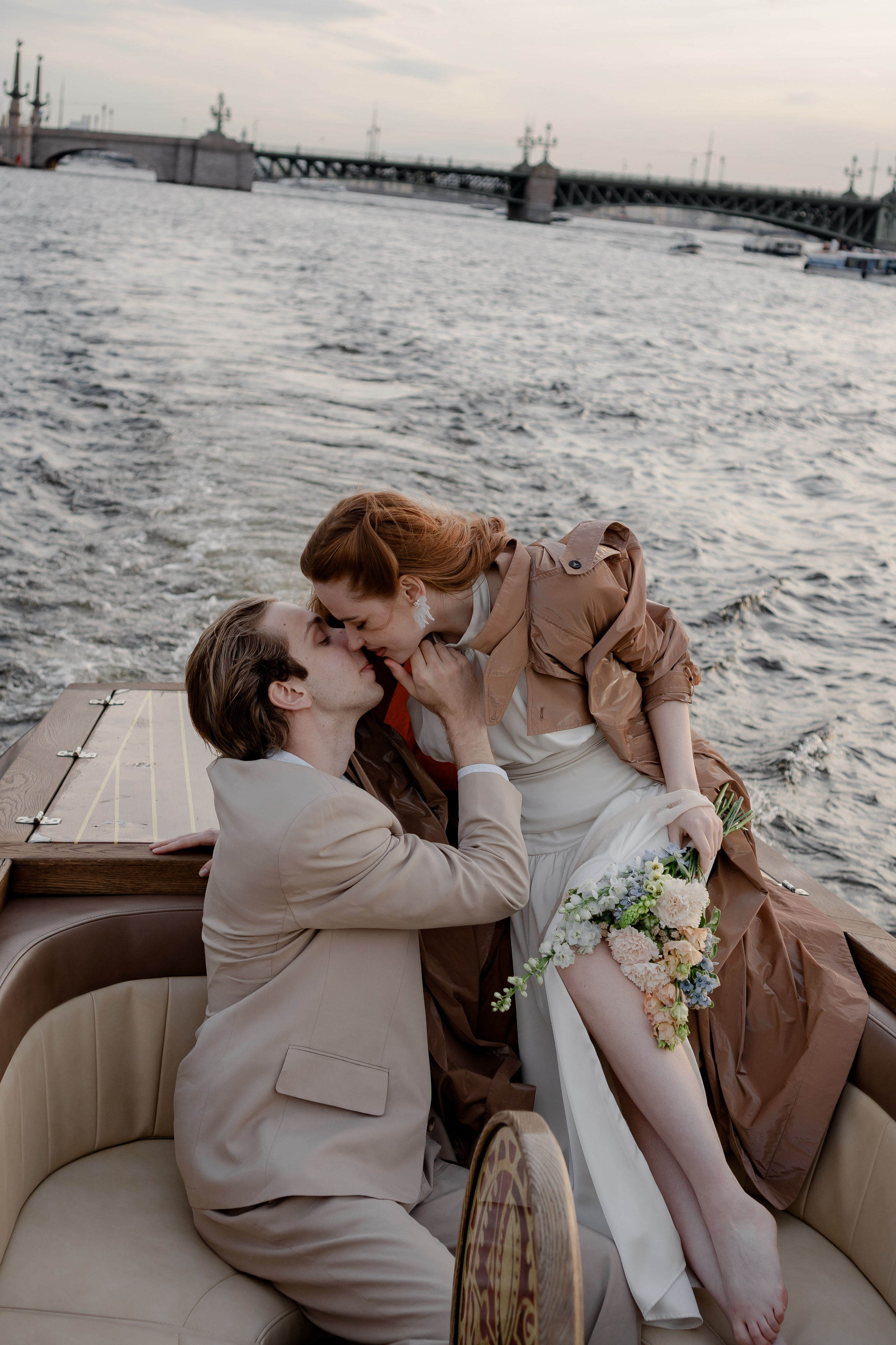 СВАДЕНБНАЯ СЬЕМКА НА КАТЕРЕ ПО КАНАЛАМ САНКТ-ПЕТЕРБУРГА И В АКВАТОРИИ НЕВЫ. Профессиональный фотограф, Санкт-Петербург — Виктория Богомолова