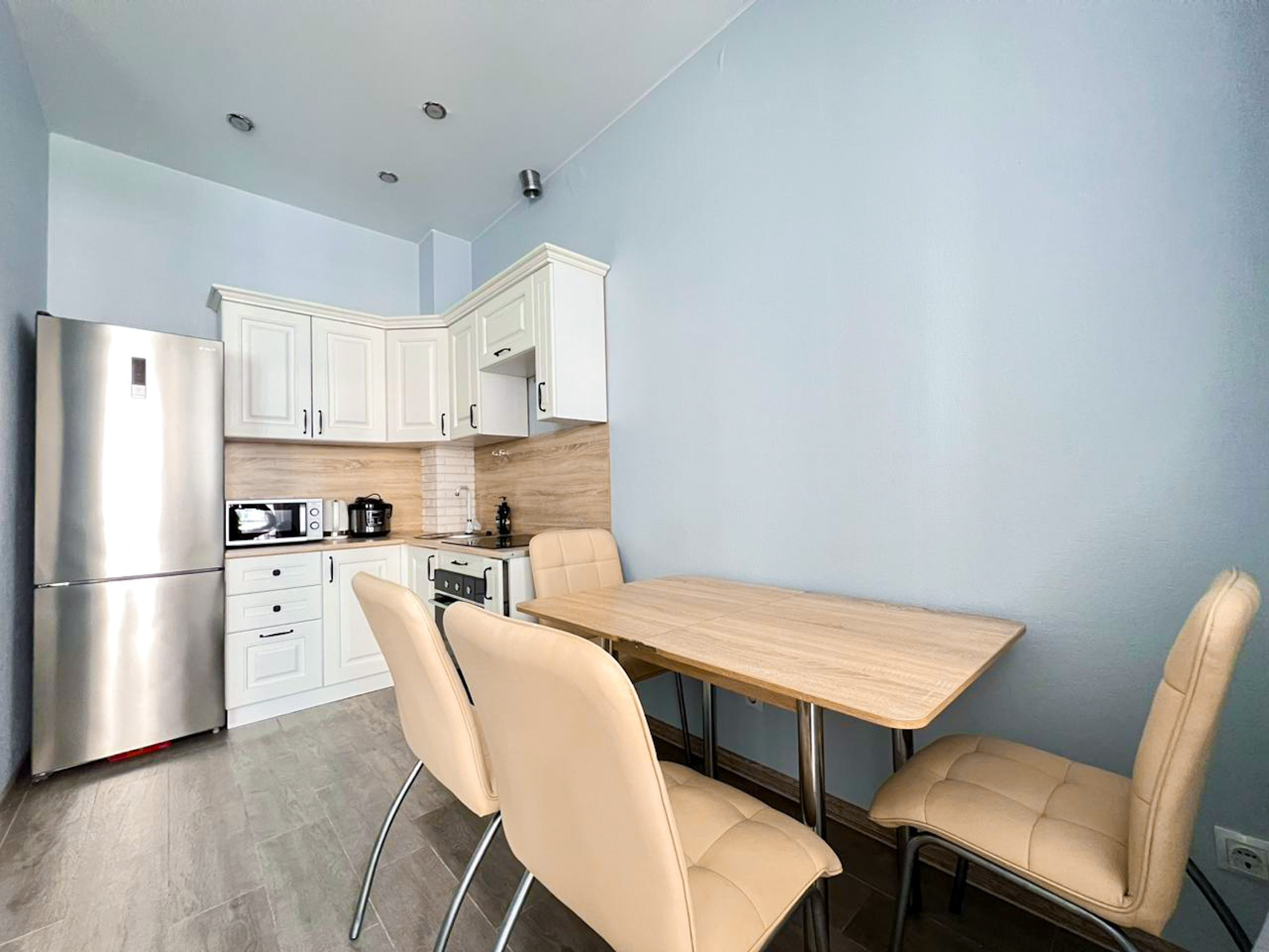 Просторная, уютная квартира с балконом в ж/к Посейдон, в 100 м от моря. Квартиры посуточно, длительно в Сочи, LARA APART GROUP