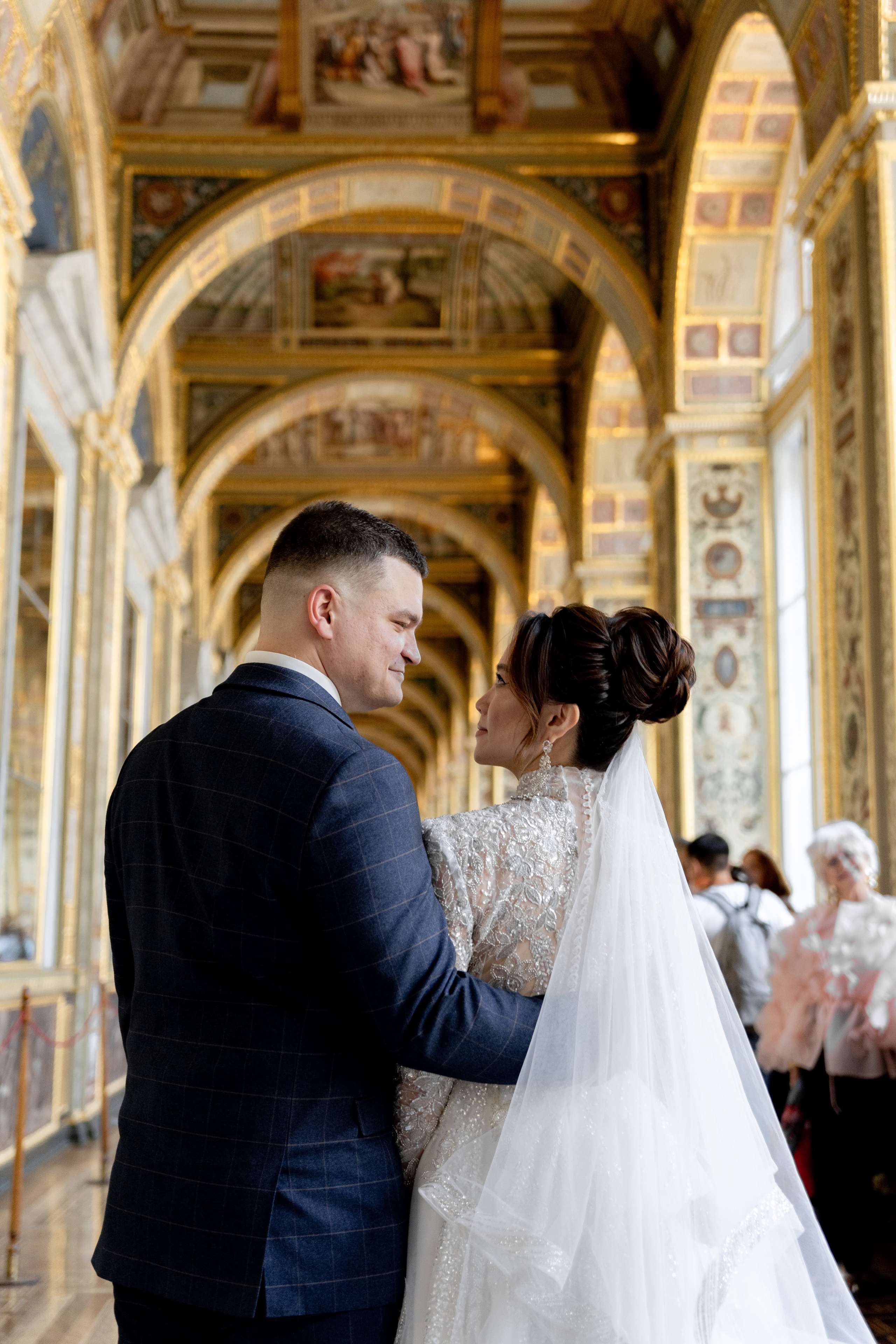 Свадебная фотосессия в Эрмитаже и на катере. Свадебный фотограф Александр Невский в Санкт-Петербурге