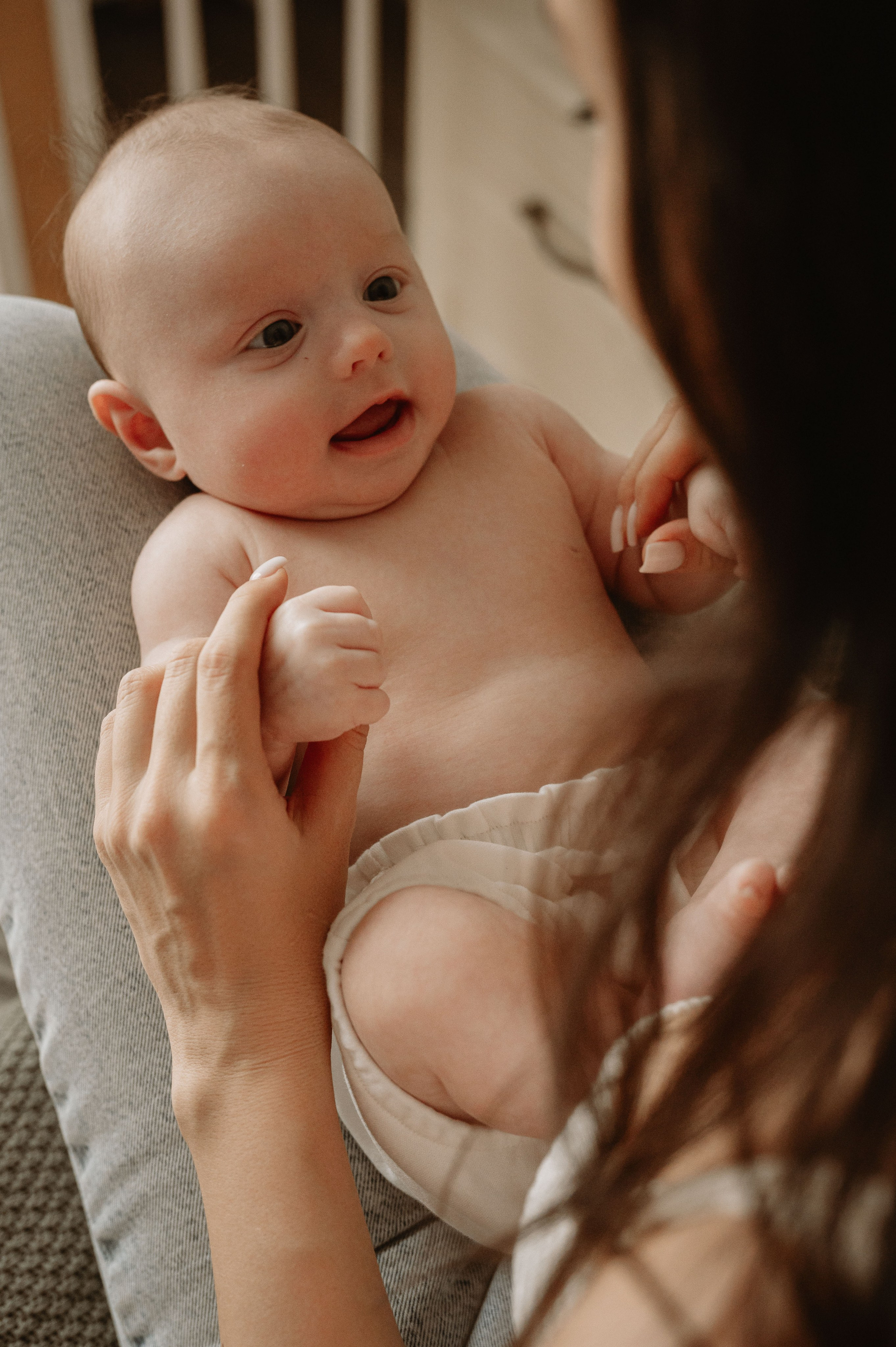 Малышка Зои с мамой и бабушками. Фотограф беременности и семьи, домашние съемки, Ньюборн