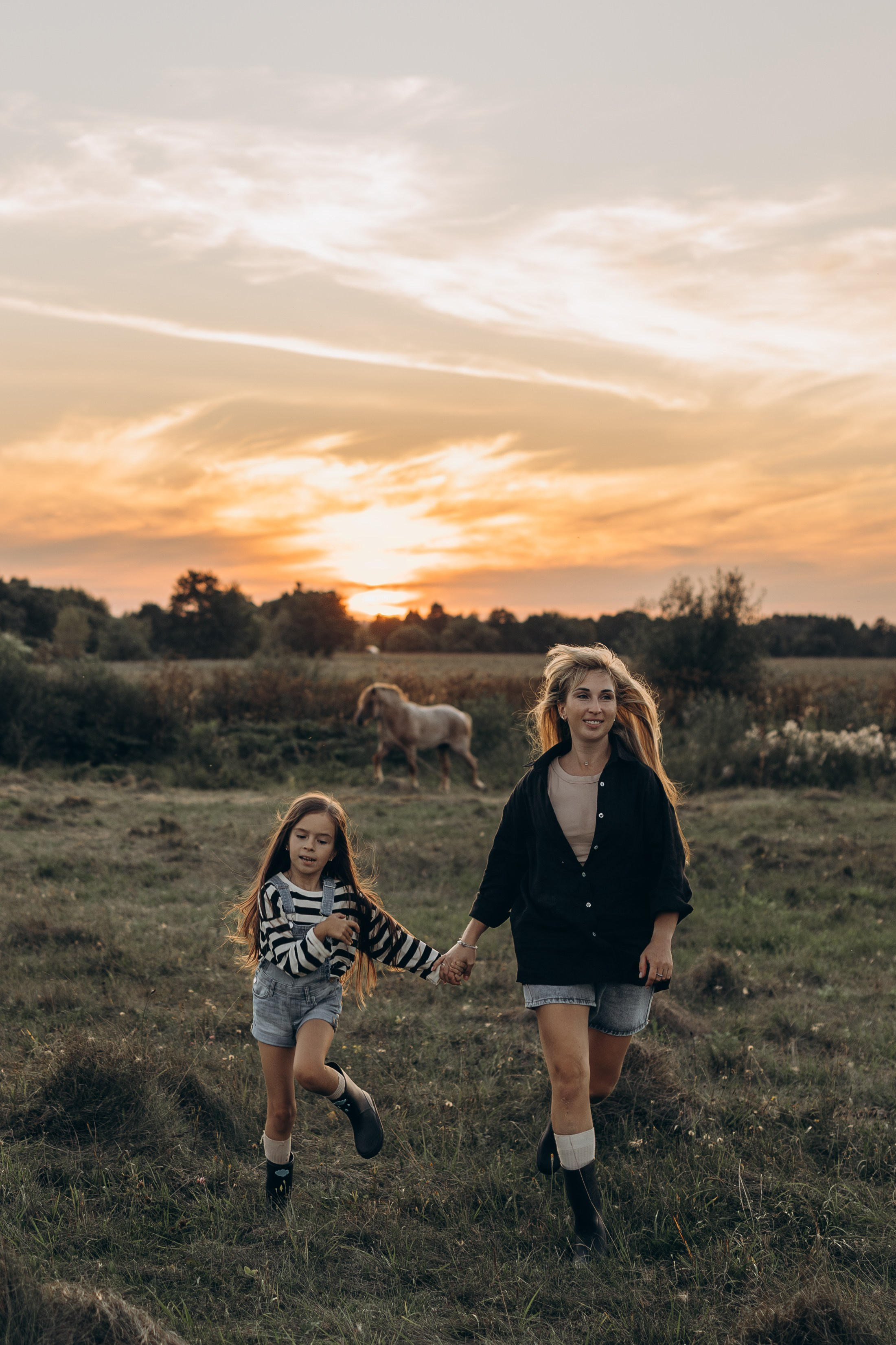 Детство, лошади, природа. Семейный фотограф Москва. Фотограф беременности и материнства Москва
