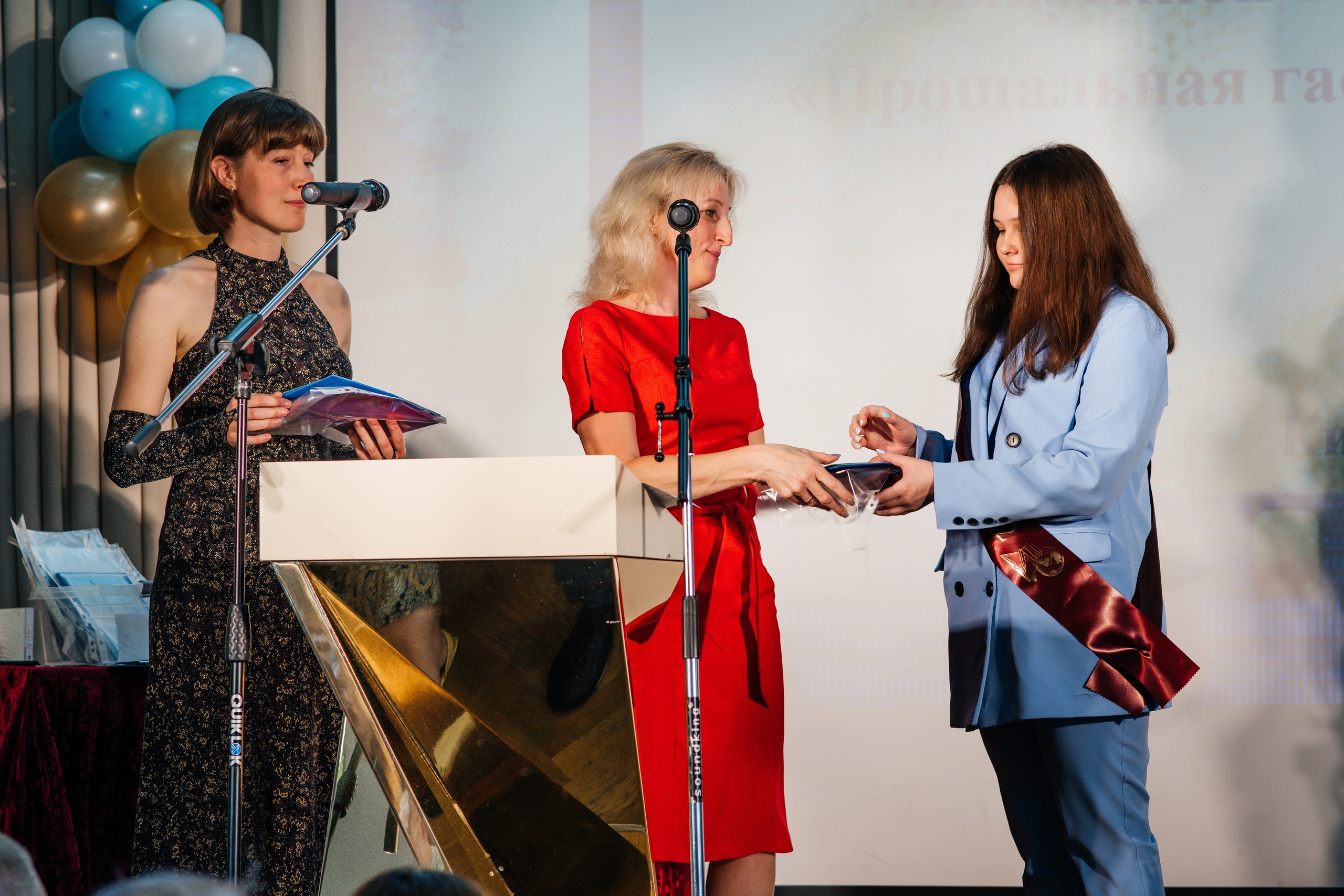 Вручение аттестатов. Выпускные альбомы в Подольске Москве и МО