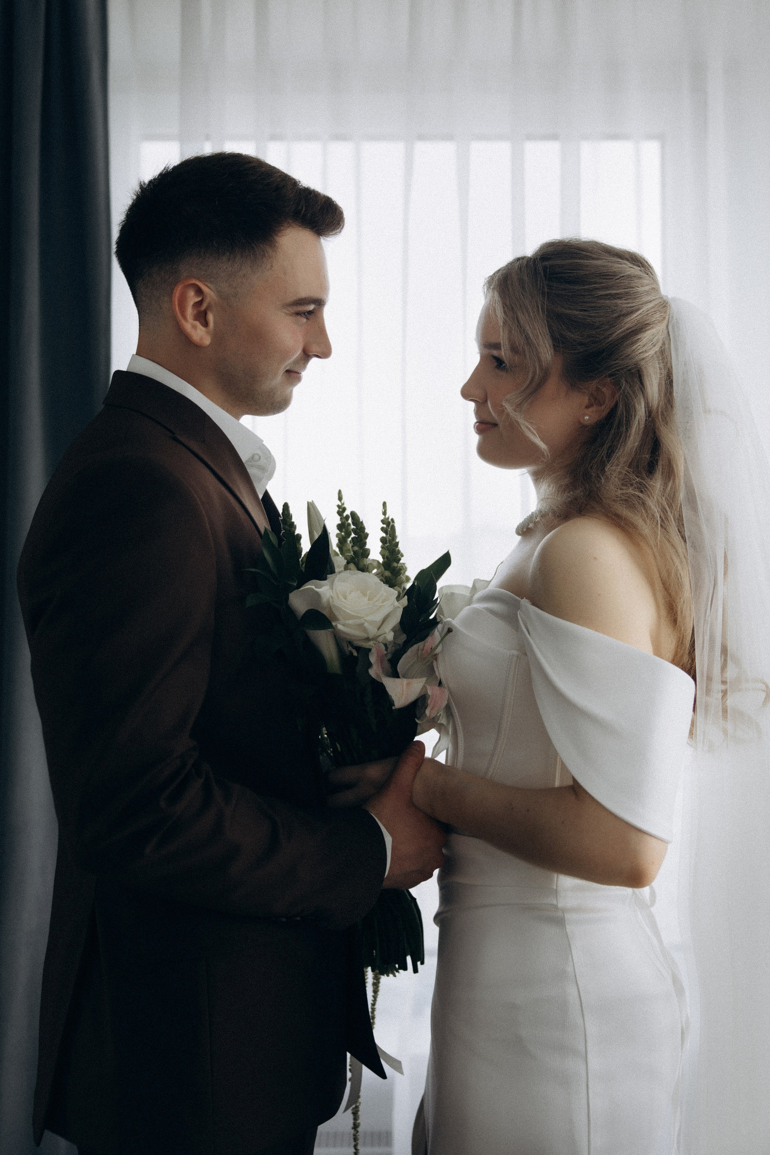 Свадебная фотосессия в стильном лифте элитного дома Москвы