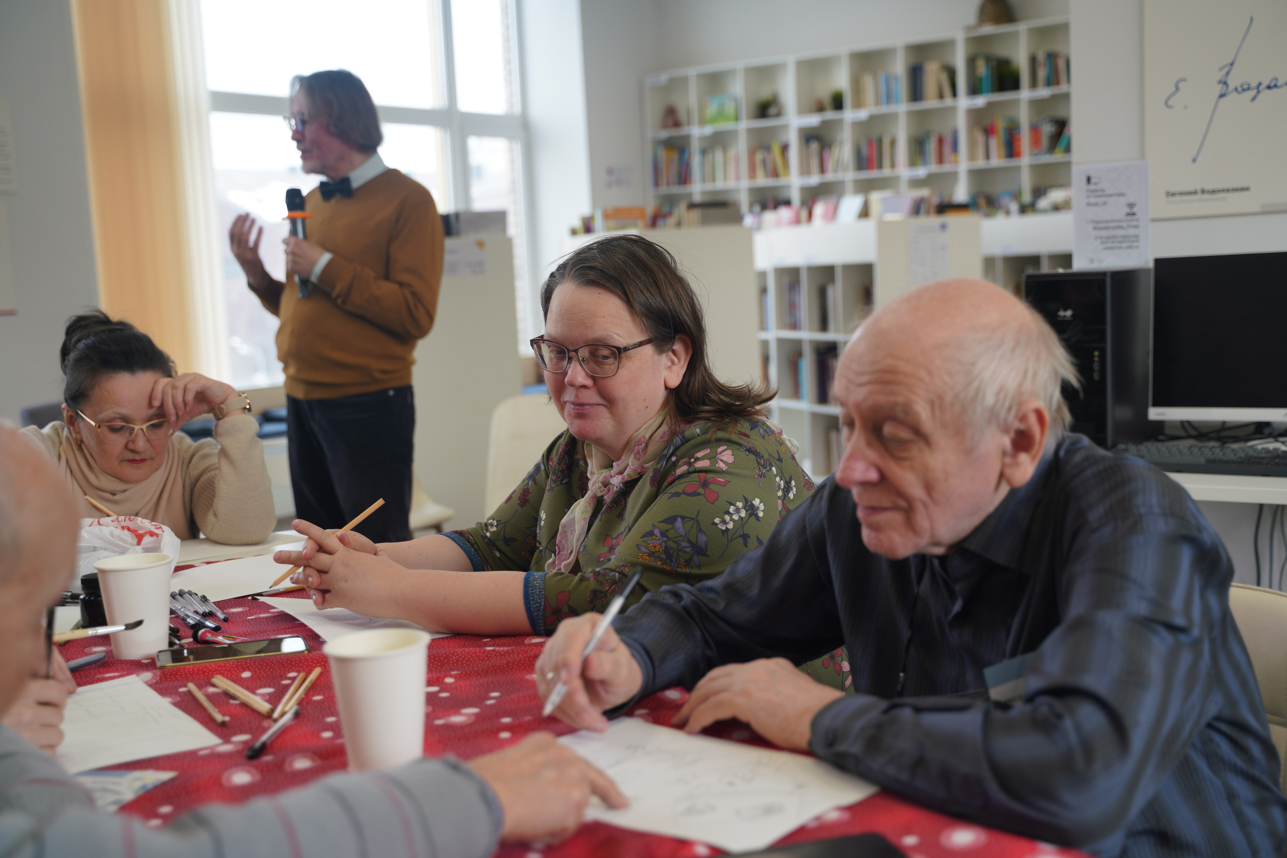 Съемка мастер-класса на открытии выставки Александра Белугина «Малка Верея» в Билиотеке иностранной литературы. Портретный и репортажный фотограф Наталья Горобец