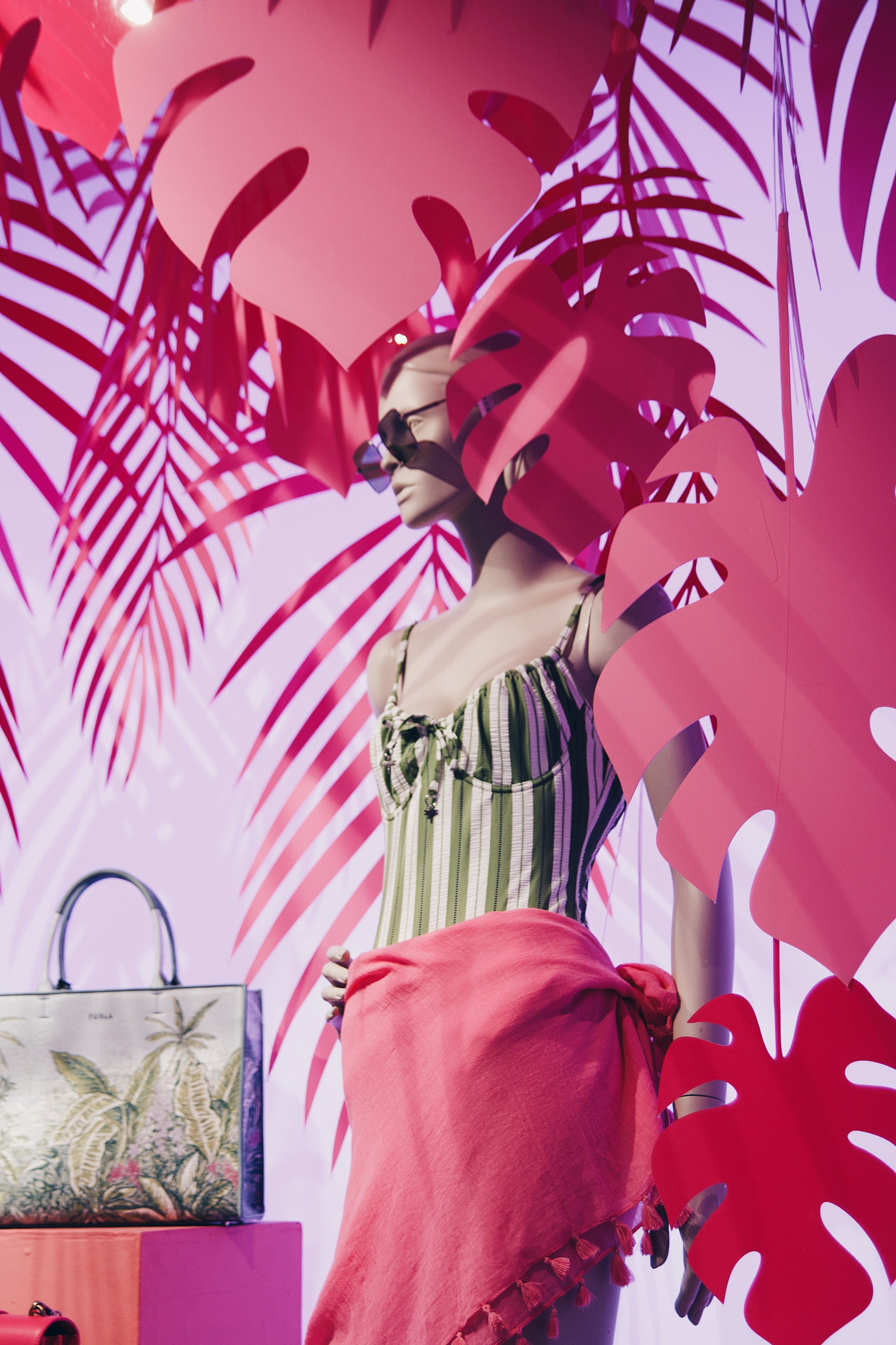 Оформление витрин Универмаг первый 2023. Ксения Почтарь. Декоратор и флорист, город Владивосток