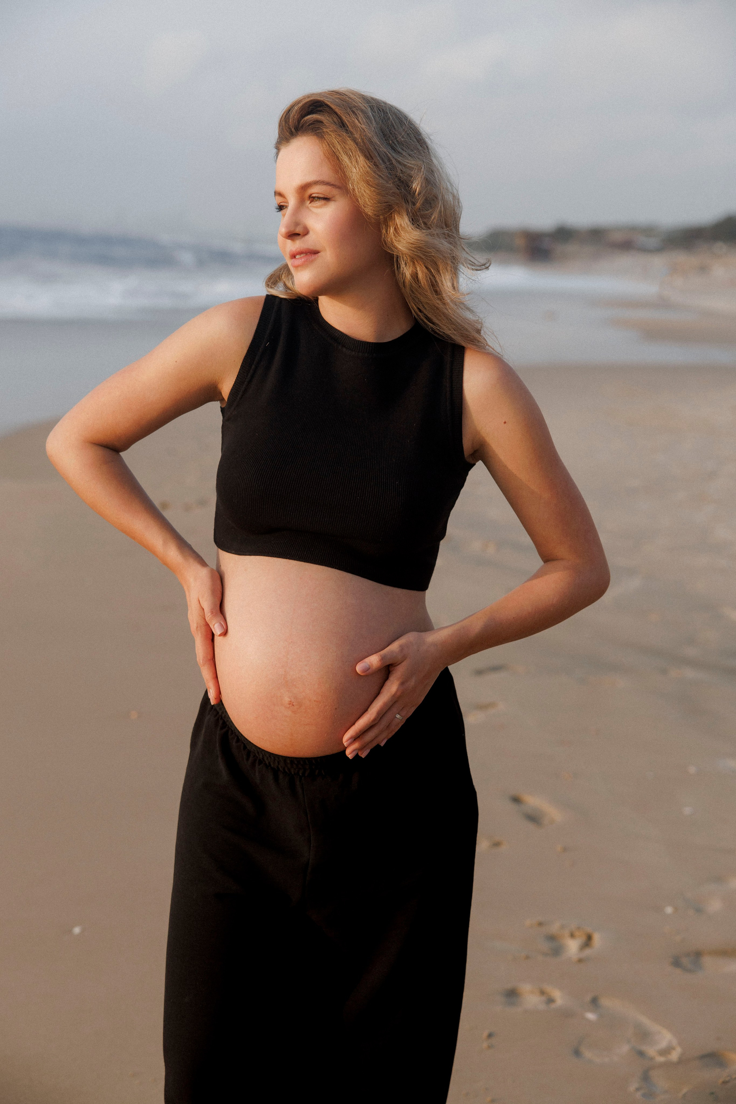 Pregnancy photoshoot near the sea (cloudy weather). Главная