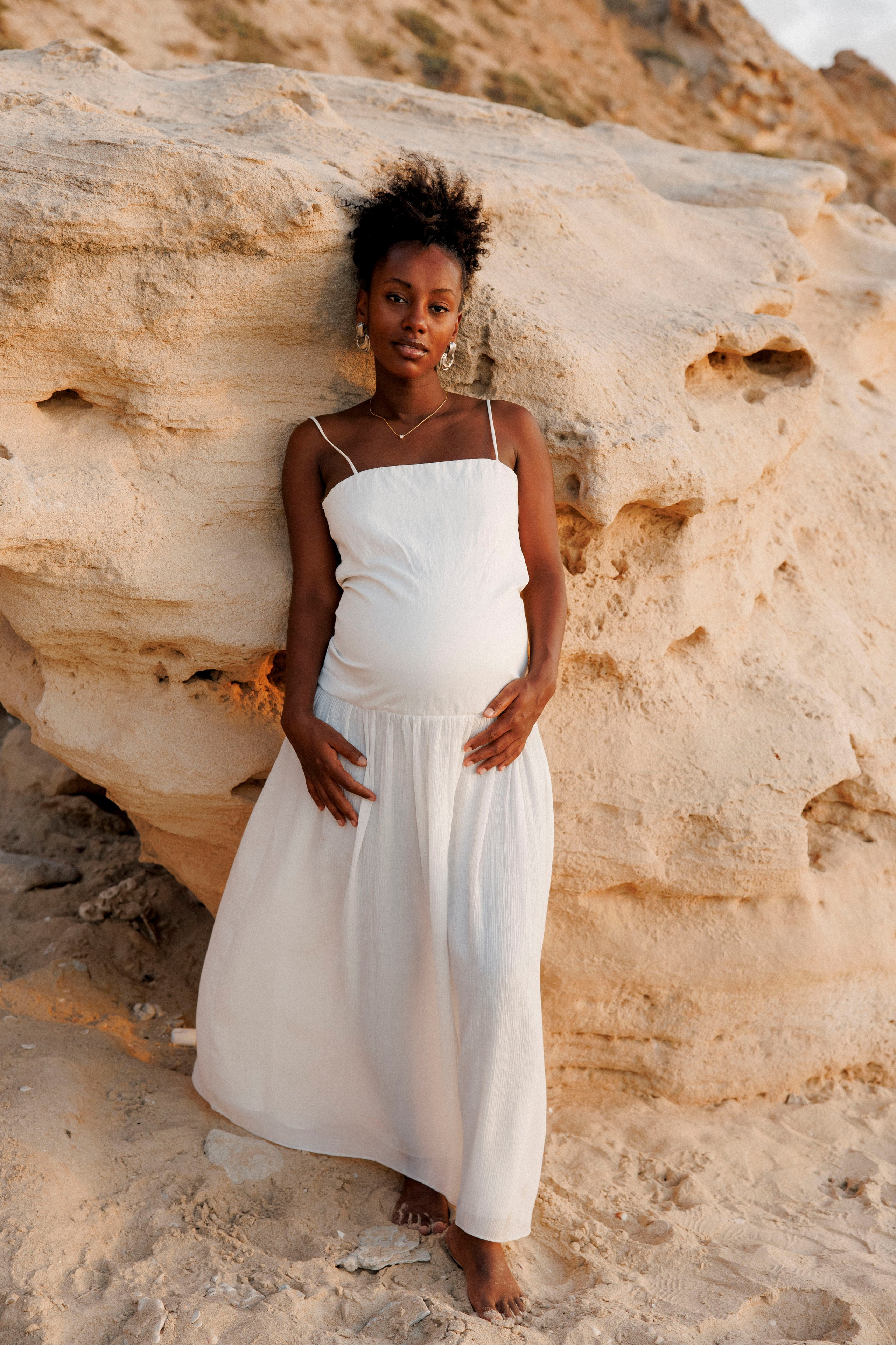 Pregnancy photoshoot near the sea. Главная