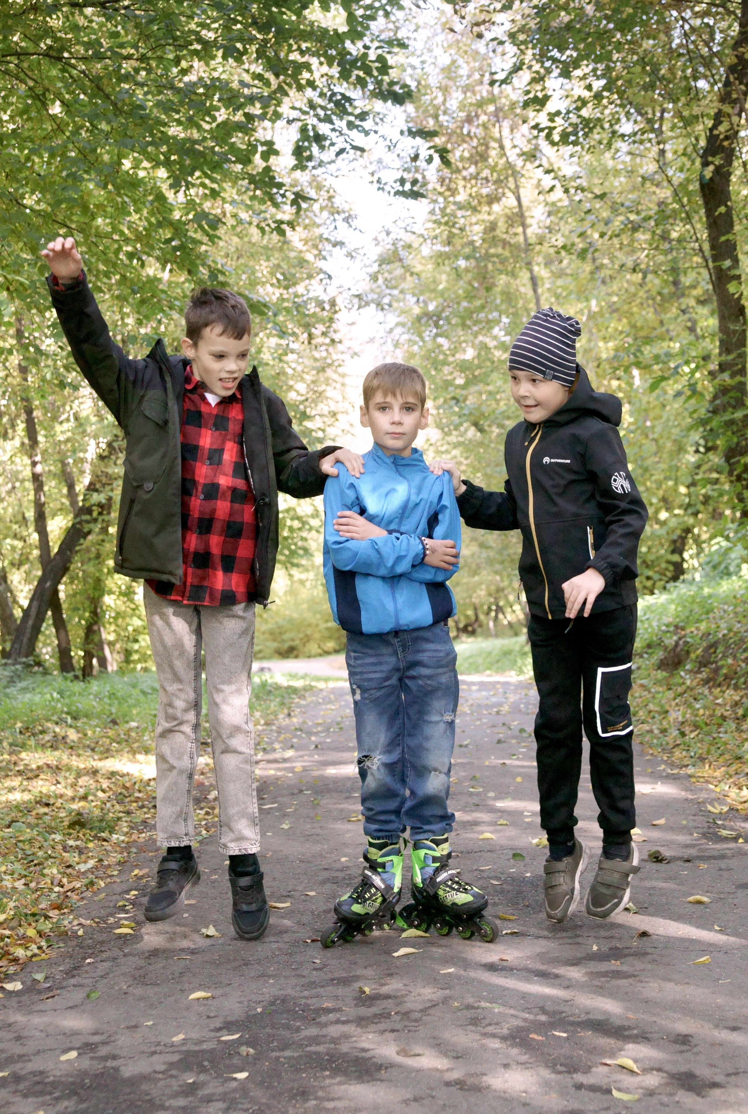 Выпускник начальной школы - осенняя сьемка - в прыжке