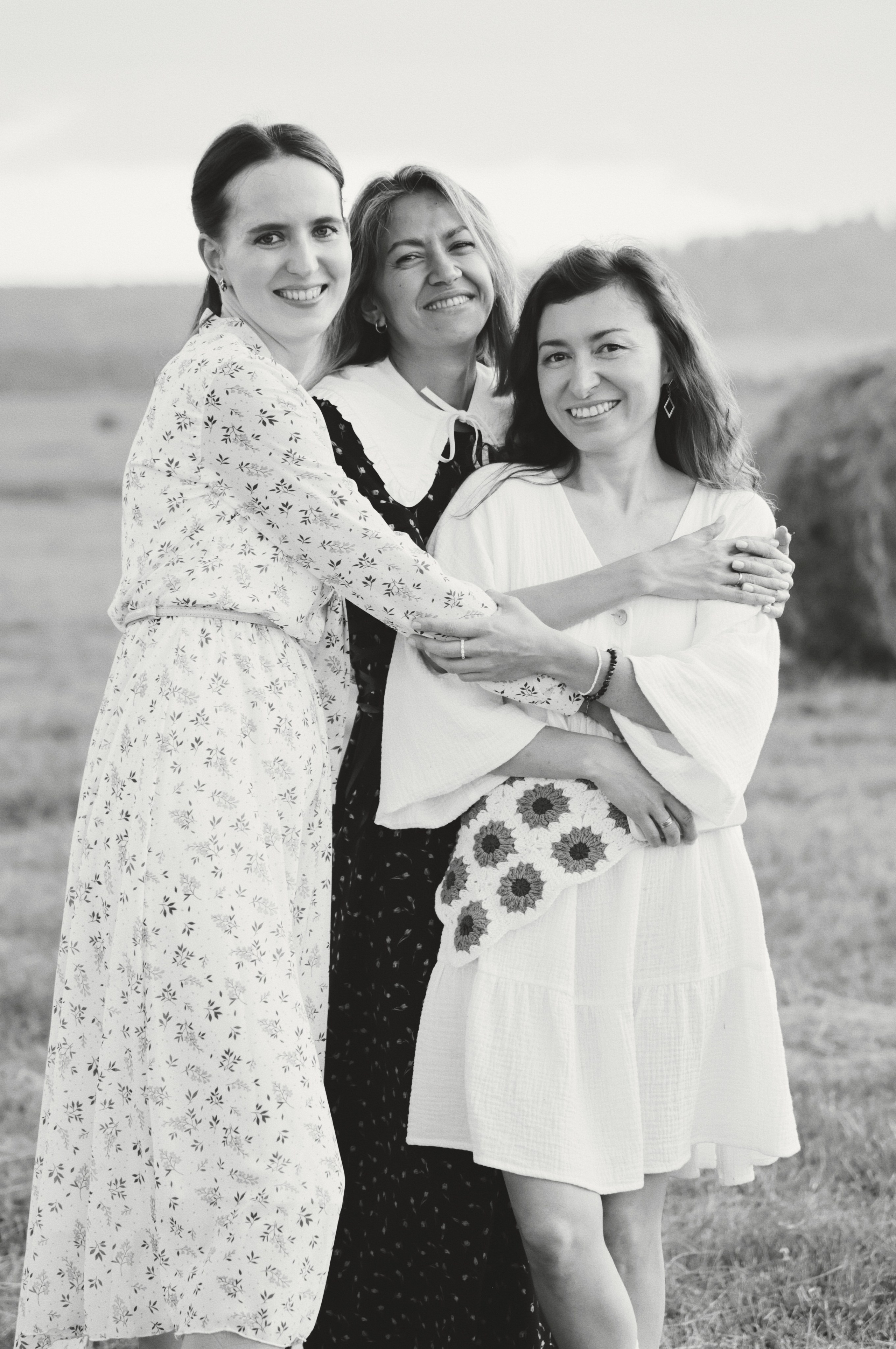 Три девицы на сене). Фотограф Марсель Батыршин