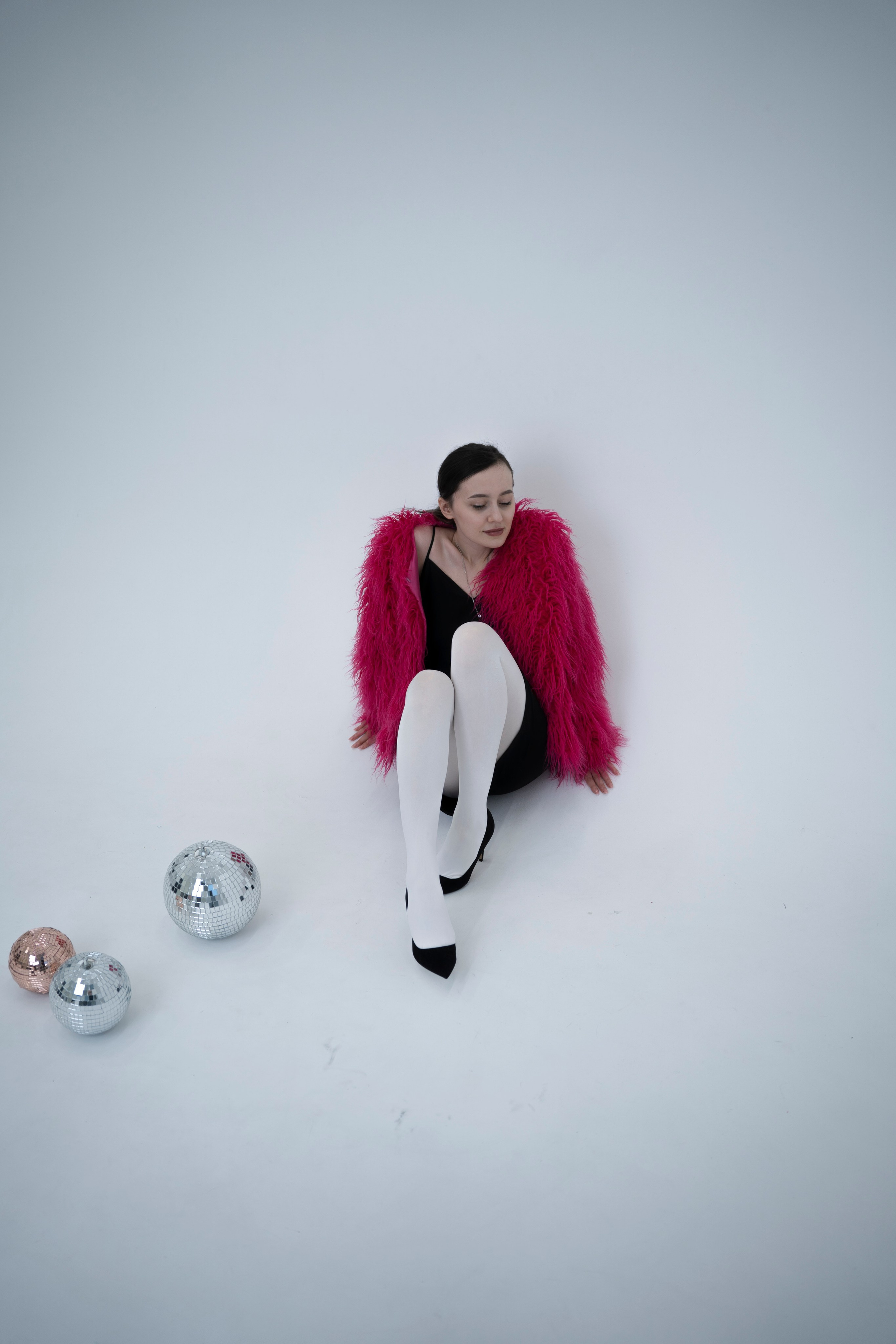 ДЕВОЧКА НА ШАРЕ. Главная