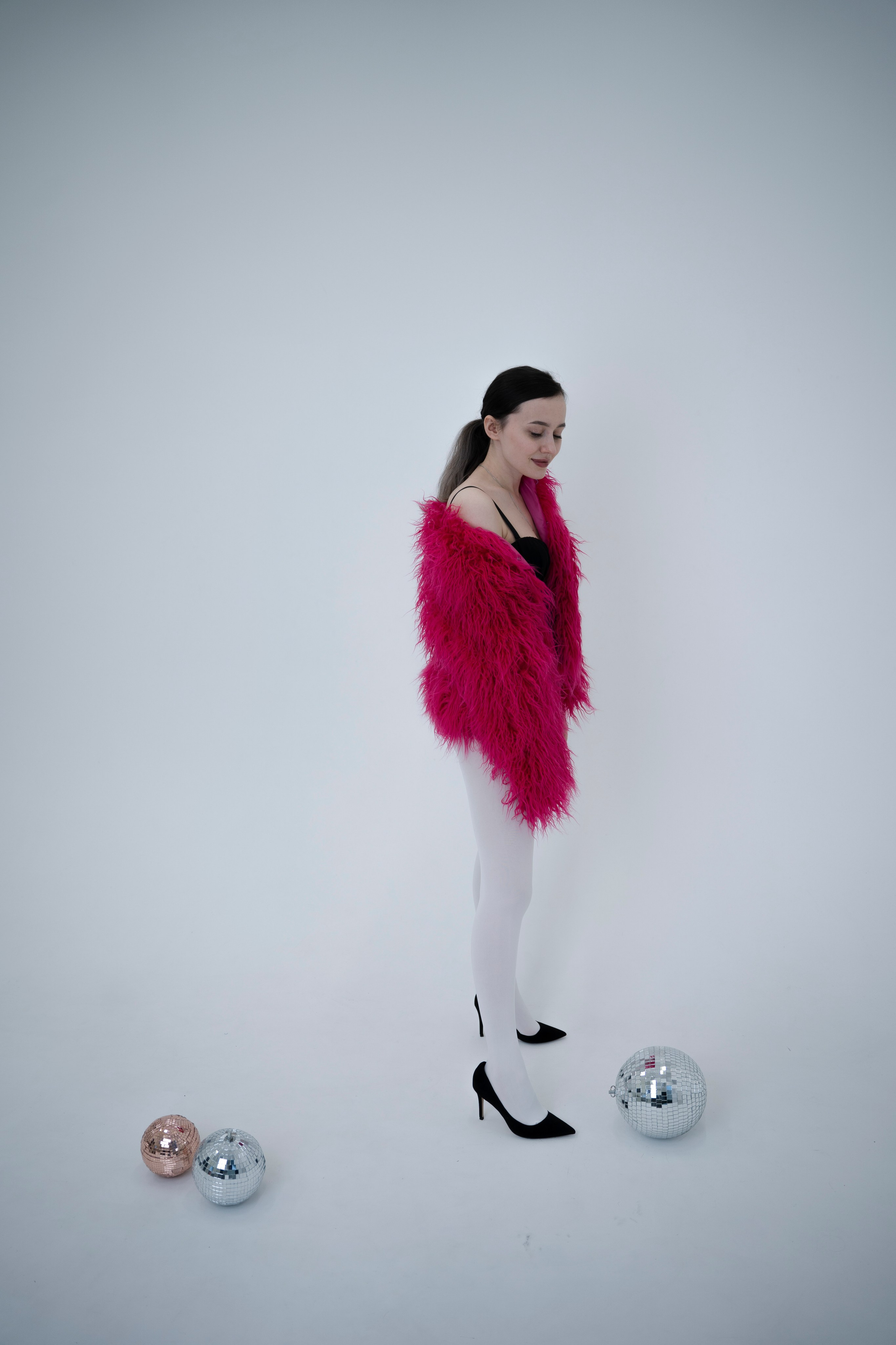 ДЕВОЧКА НА ШАРЕ. Главная