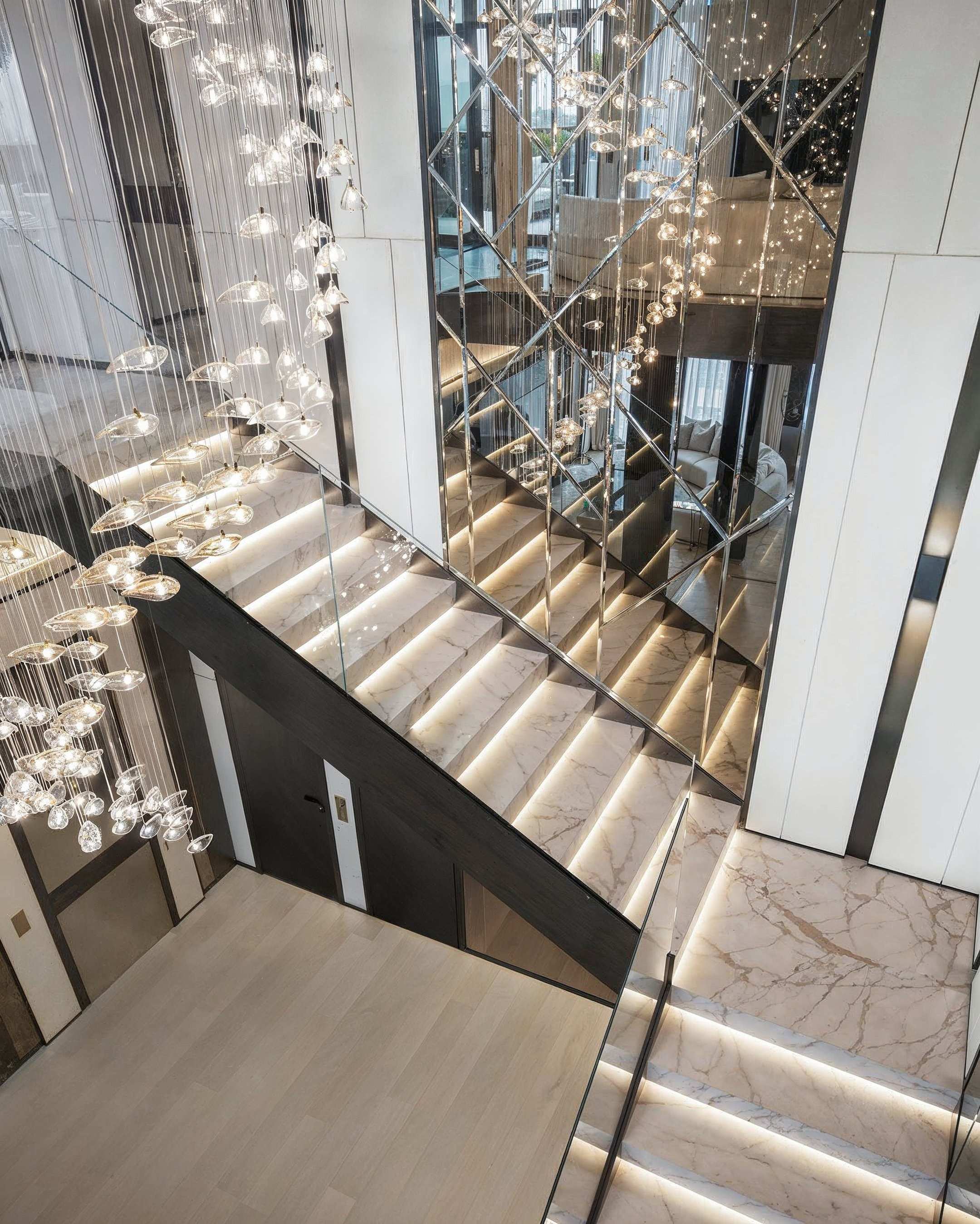 Лестница с подсветкой и зеркальной отделкой в современном интерьере дома — дизайн Валерии Котович