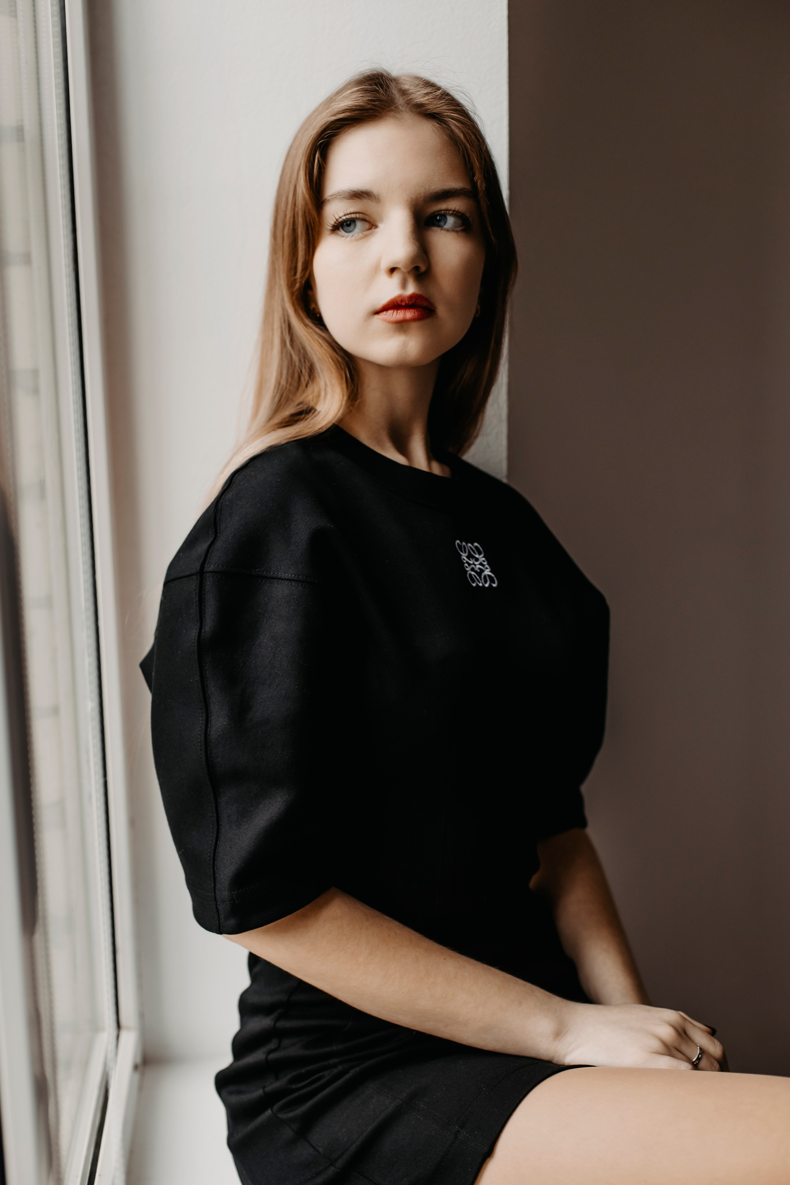 девушка у окна