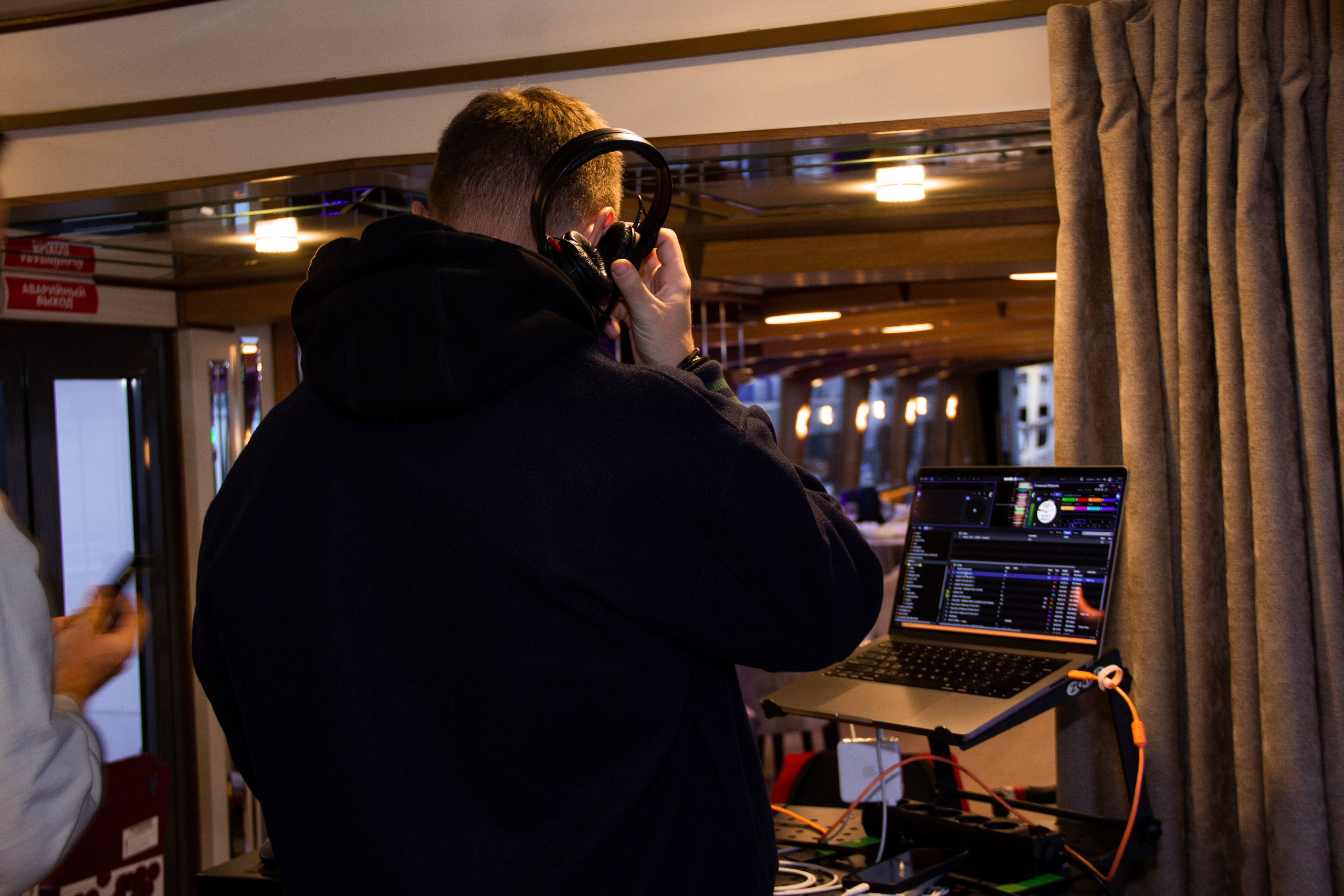 Съемка для сайта аренды катеров в Санкт-Петербурге, подготовка к свадебной прогулке по рекам и каналам. Фотограф в Санкт-Петербурге Смирнова Диана